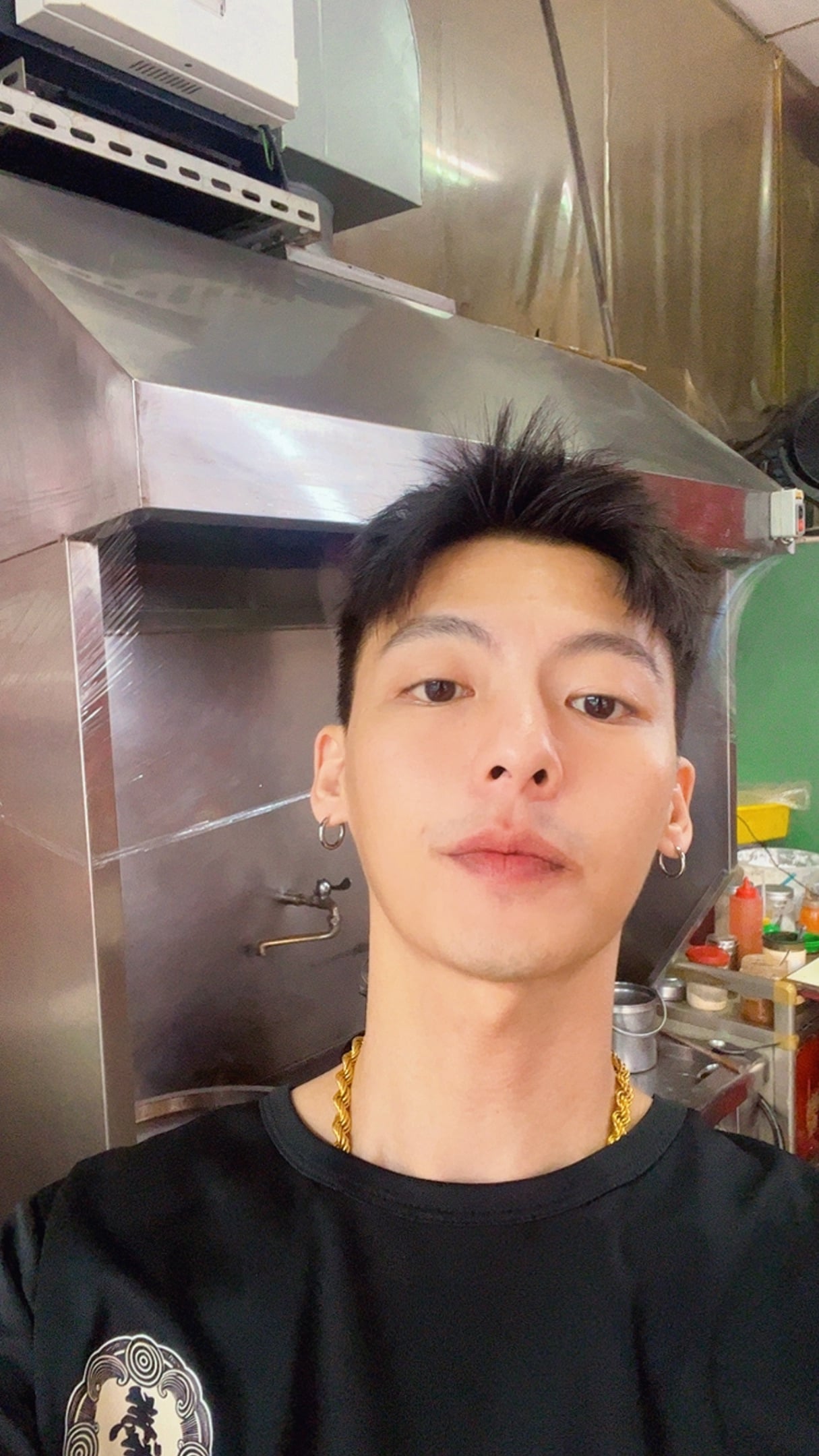 潮州許光漢賣鴨肉羹激似本尊爆紅！全網暴動：「想吃老闆可以嗎？」