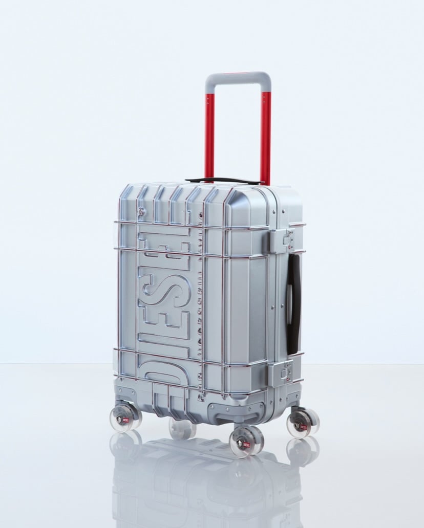 DIESEL 創意總監 Glenn Martens 再出招！2026 春夏「AI 災難現場」穿搭指南一次看！