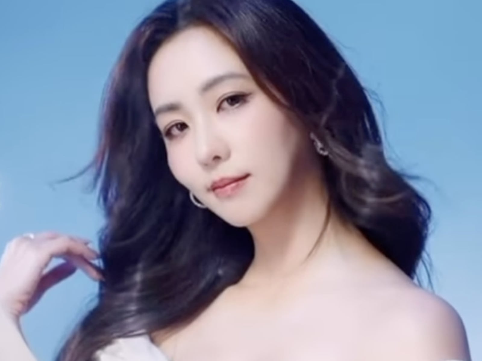 周曉涵驚爆乳房長 2 顆囊腫追蹤中！2 年沒健檢坦言被許維恩罹癌新聞嚇到！