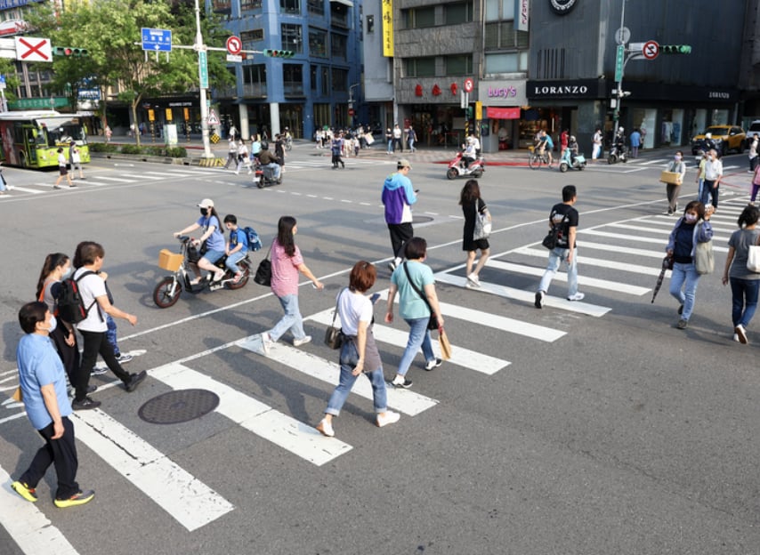 紅綠燈小綠人跑步燈號將取消！交通部宣布：「閃爍提醒取代跑步動畫！」