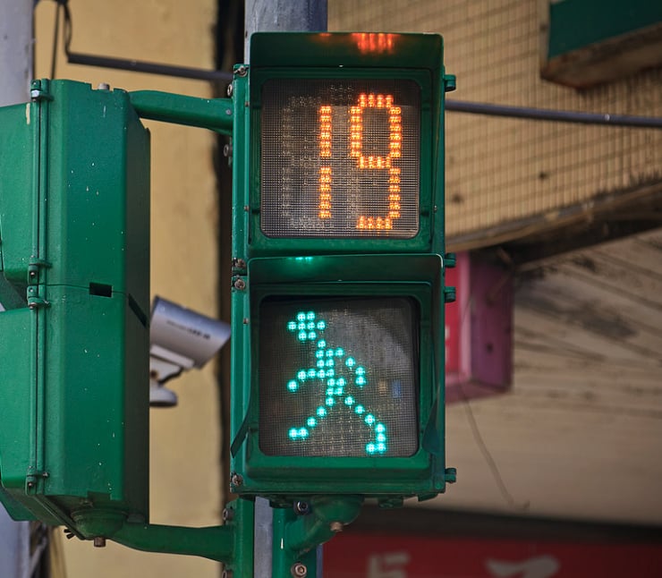 紅綠燈小綠人跑步燈號將取消！交通部宣布：「閃爍提醒取代跑步動畫！」