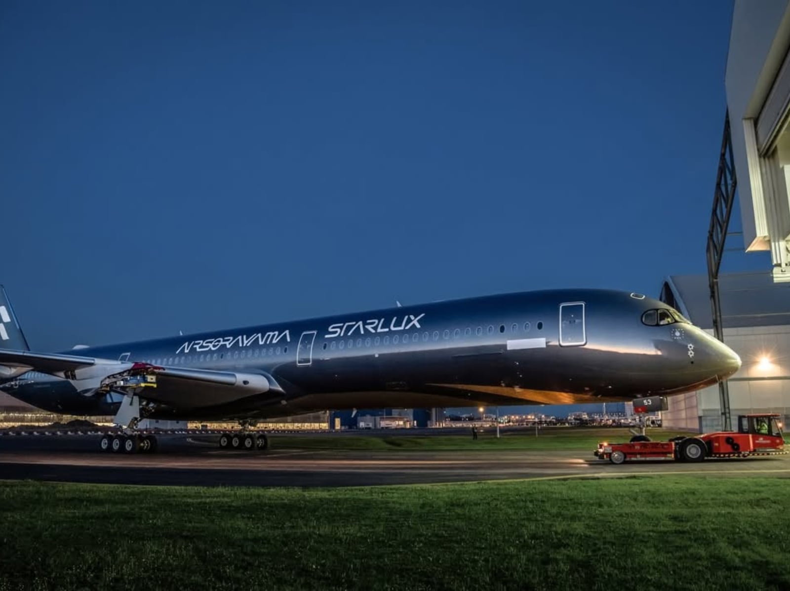 空山基 × 星宇航空聯名客機登場！70 公尺銀色藝術機閃耀亮相，網驚呼：「根本是會飛的藝術雕塑！」