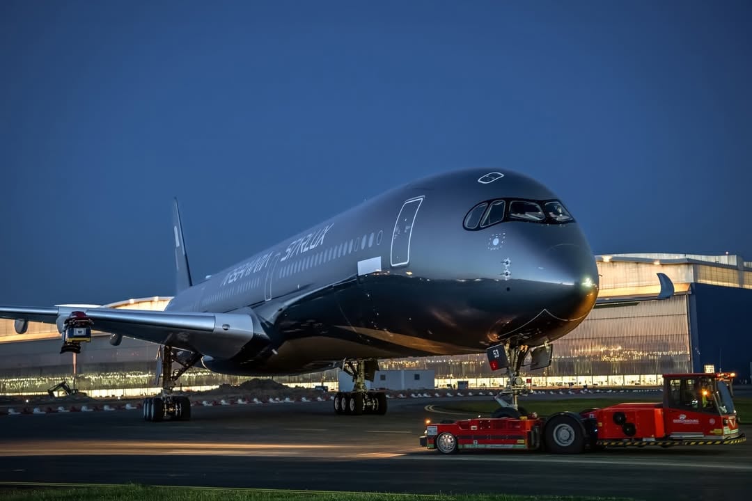 空山基 × 星宇航空聯名客機登場！70 公尺銀色藝術機閃耀亮相，網驚呼：「根本是會飛的藝術雕塑！」