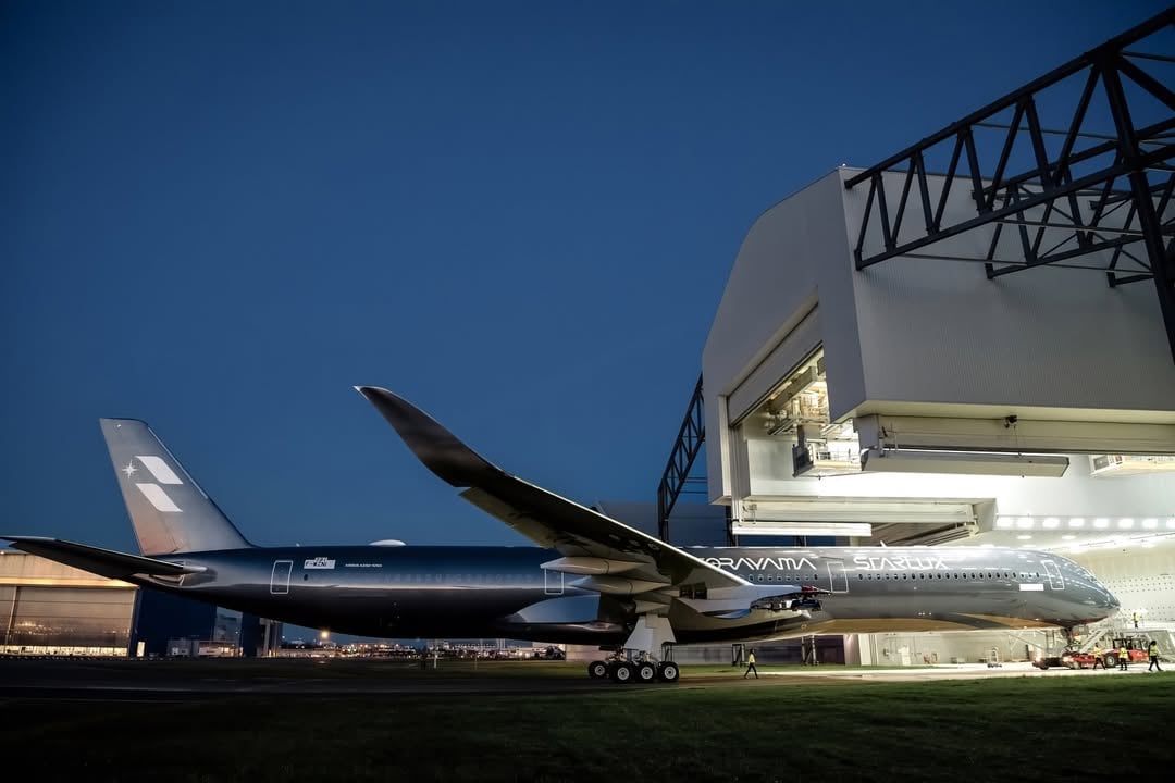 空山基 × 星宇航空聯名客機登場！70 公尺銀色藝術機閃耀亮相，網驚呼：「根本是會飛的藝術雕塑！」