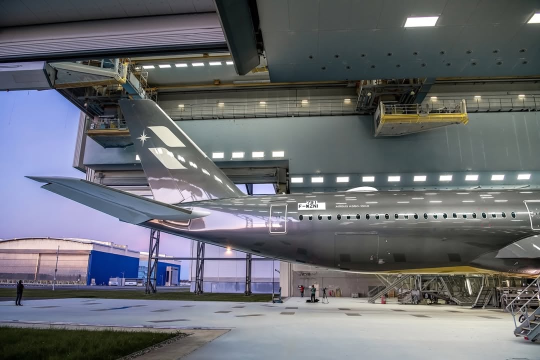 空山基 × 星宇航空聯名客機登場！70 公尺銀色藝術機閃耀亮相，網驚呼：「根本是會飛的藝術雕塑！」