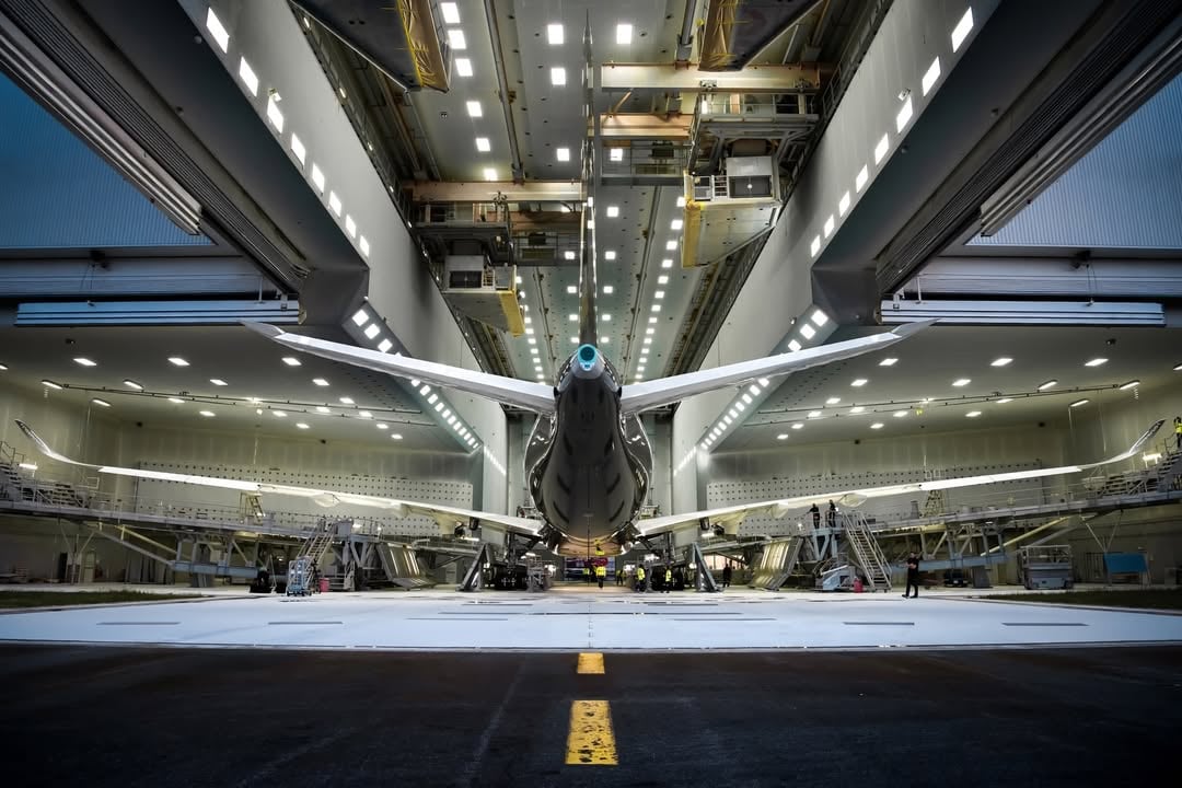 空山基 × 星宇航空聯名客機登場！70 公尺銀色藝術機閃耀亮相，網驚呼：「根本是會飛的藝術雕塑！」