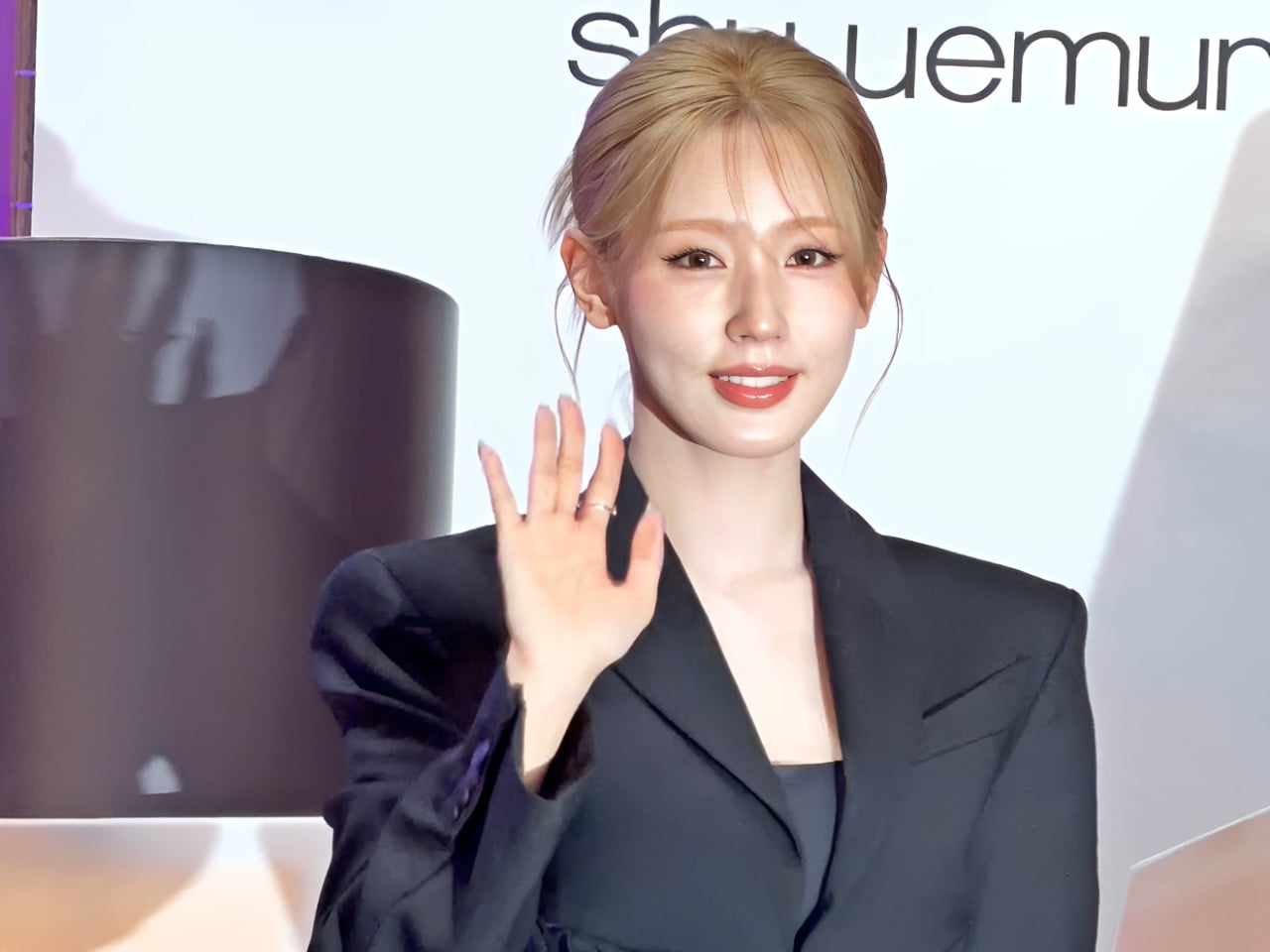 i-dle 薇娟身高 161 化身植村秀亮顏底妝大使登台！神顏＋黑紗小蠻腰美翻全場！