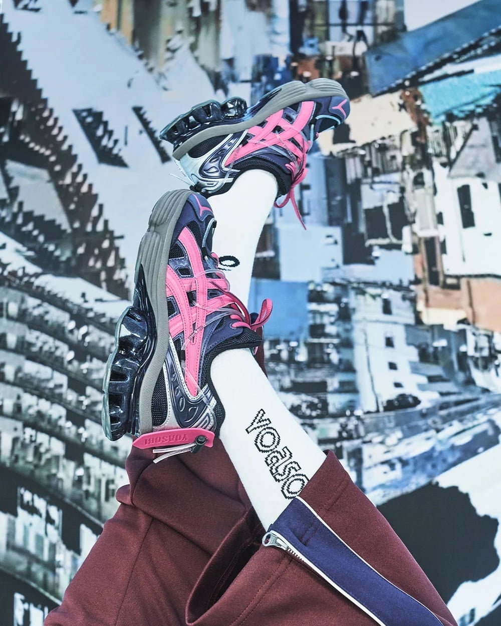 YOASOBI x ASICS 台灣發售資訊整理！3 色＋服飾齊發、用「故事創作音樂」細節超滿！