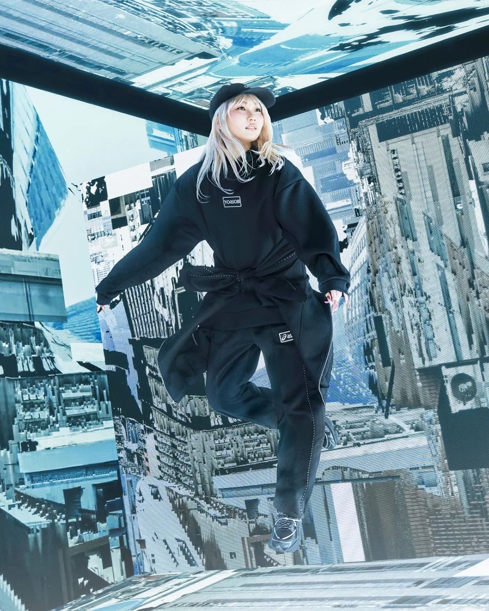 YOASOBI x ASICS 台灣發售資訊整理！3 色＋服飾齊發、用「故事創作音樂」細節超滿！