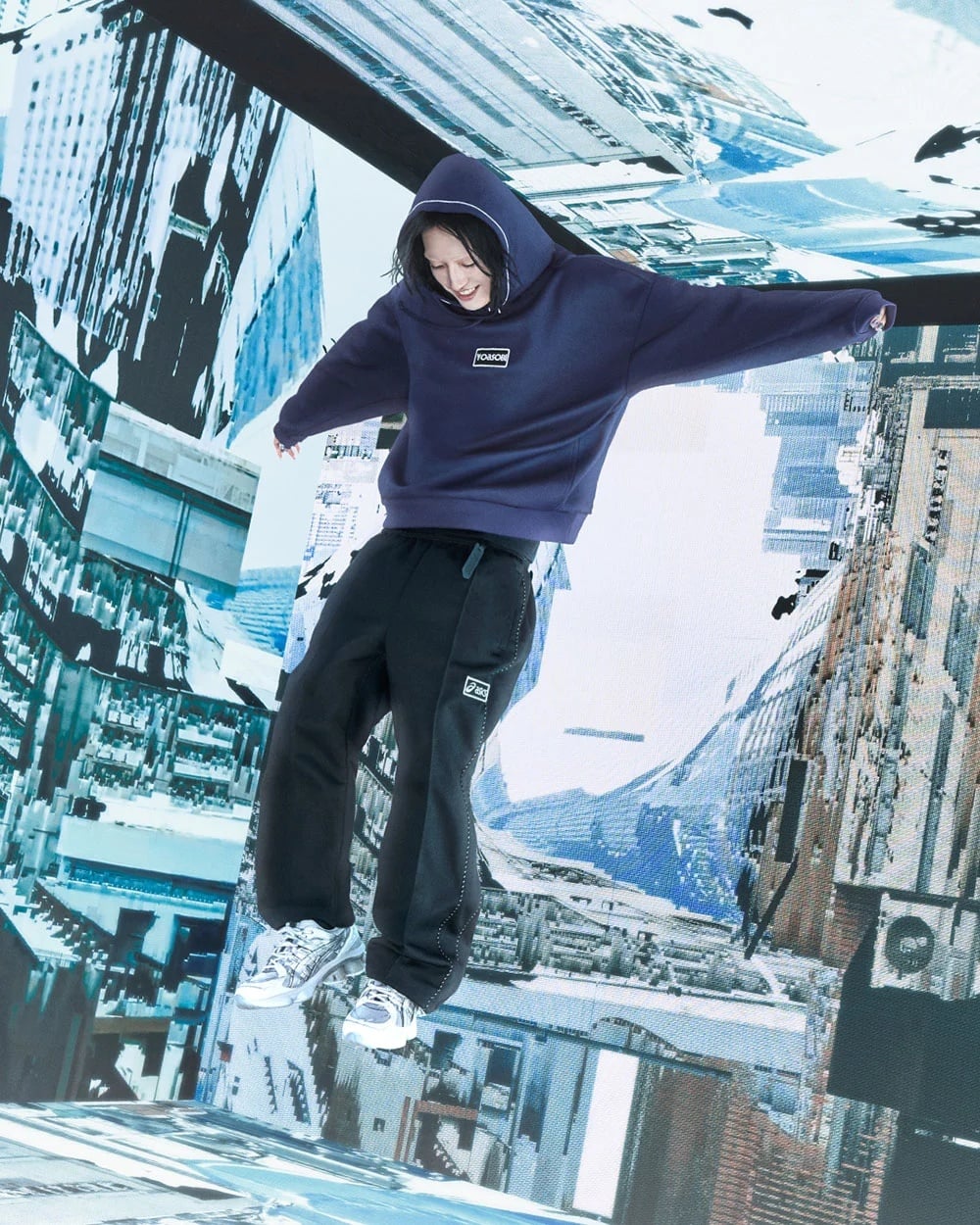 YOASOBI x ASICS 台灣發售資訊整理！3 色＋服飾齊發、用「故事創作音樂」細節超滿！