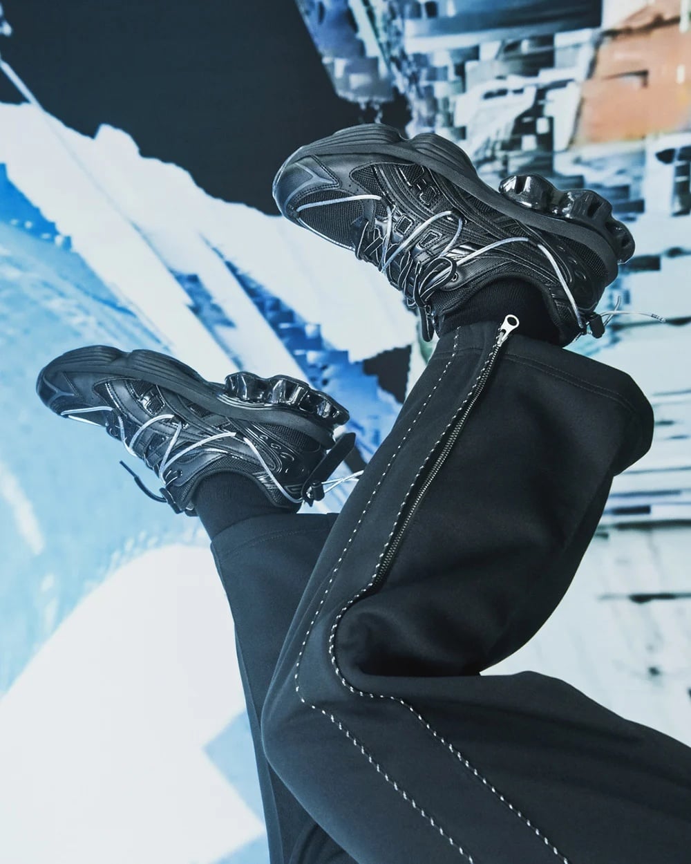 YOASOBI x ASICS 台灣發售資訊整理！3 色＋服飾齊發、用「故事創作音樂」細節超滿！