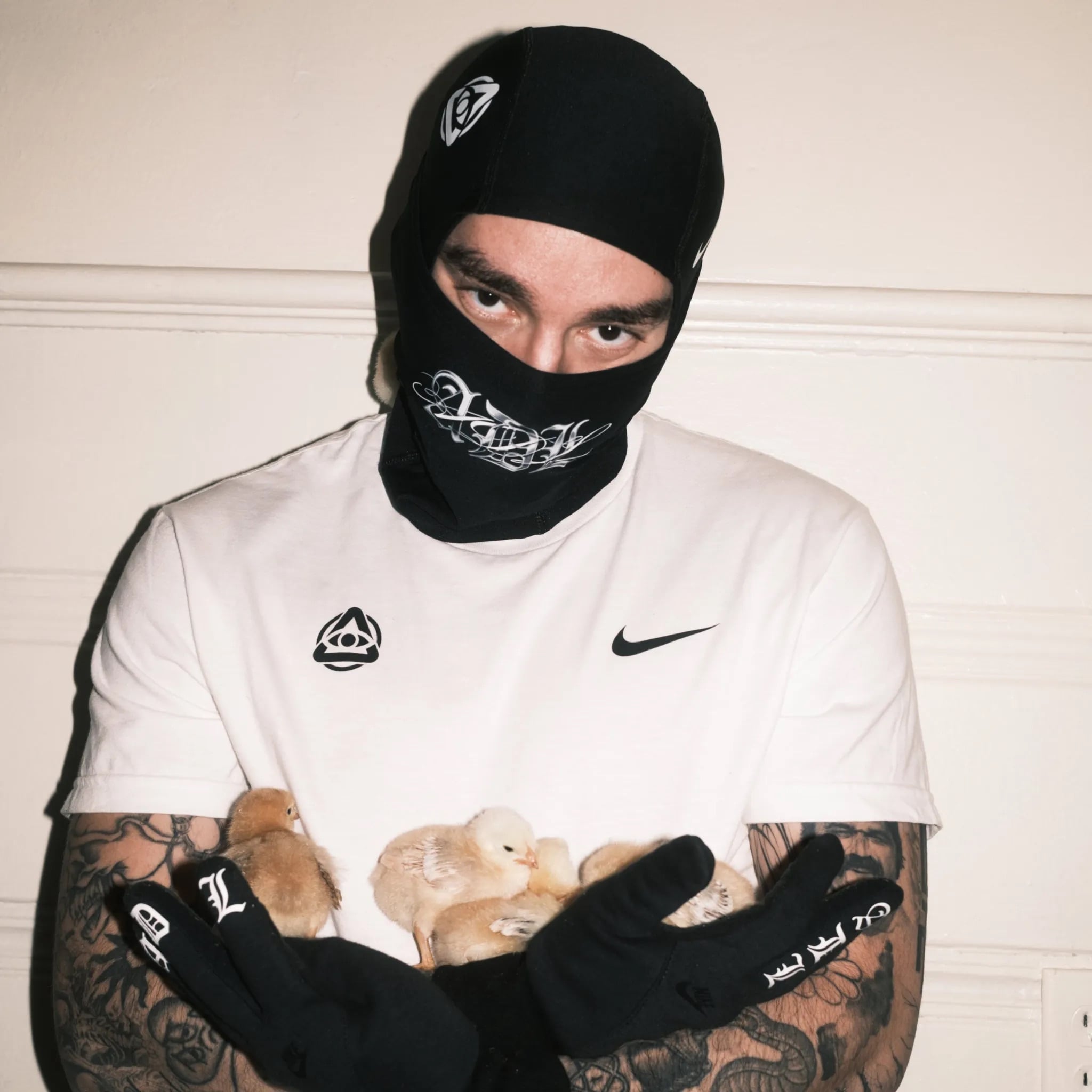 Yeat x Nike 聯名《ADL》專輯曝光！CD、黑膠、面罩與服飾周邊一次公開