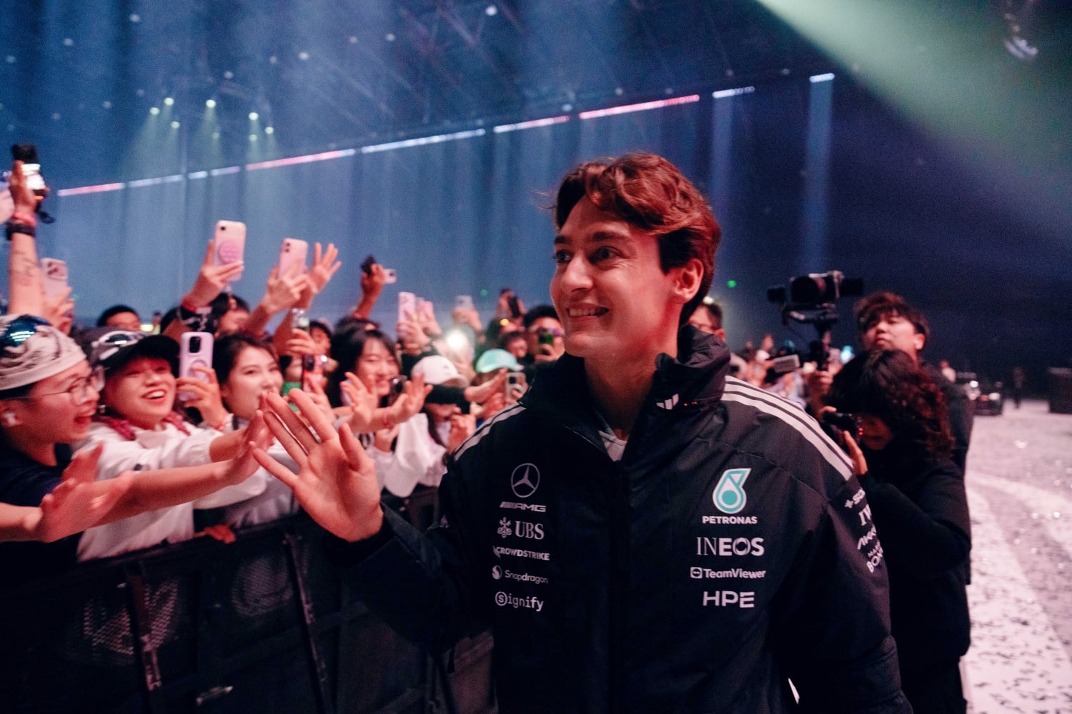 adidas ADIZERO EVO SL「競速實驗場」上海直擊！George Russell 現身、200 名跑者齊聚衝刺點燃舞台！