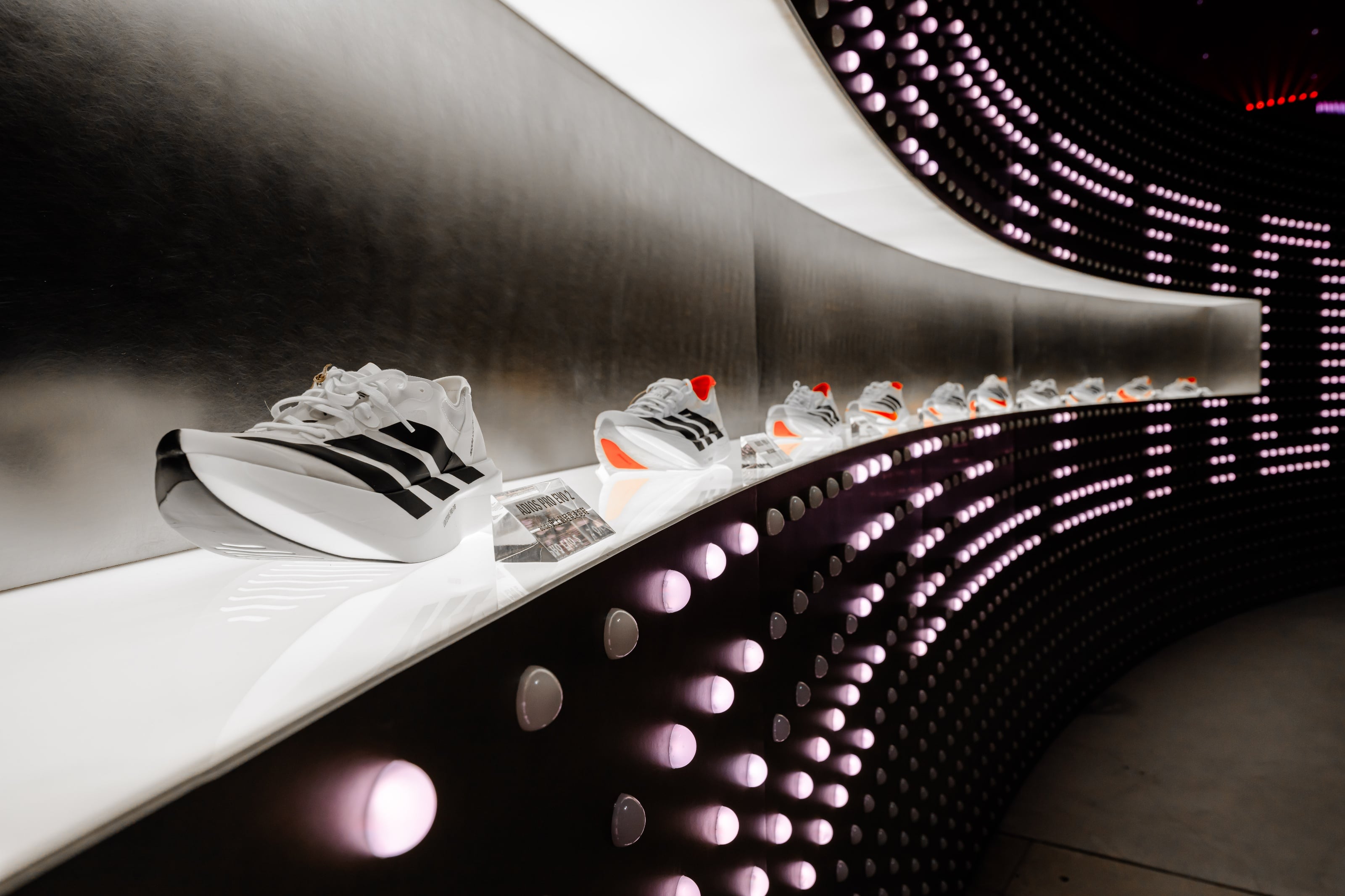 adidas ADIZERO EVO SL「競速實驗場」上海直擊！George Russell 現身、200 名跑者齊聚衝刺點燃舞台！