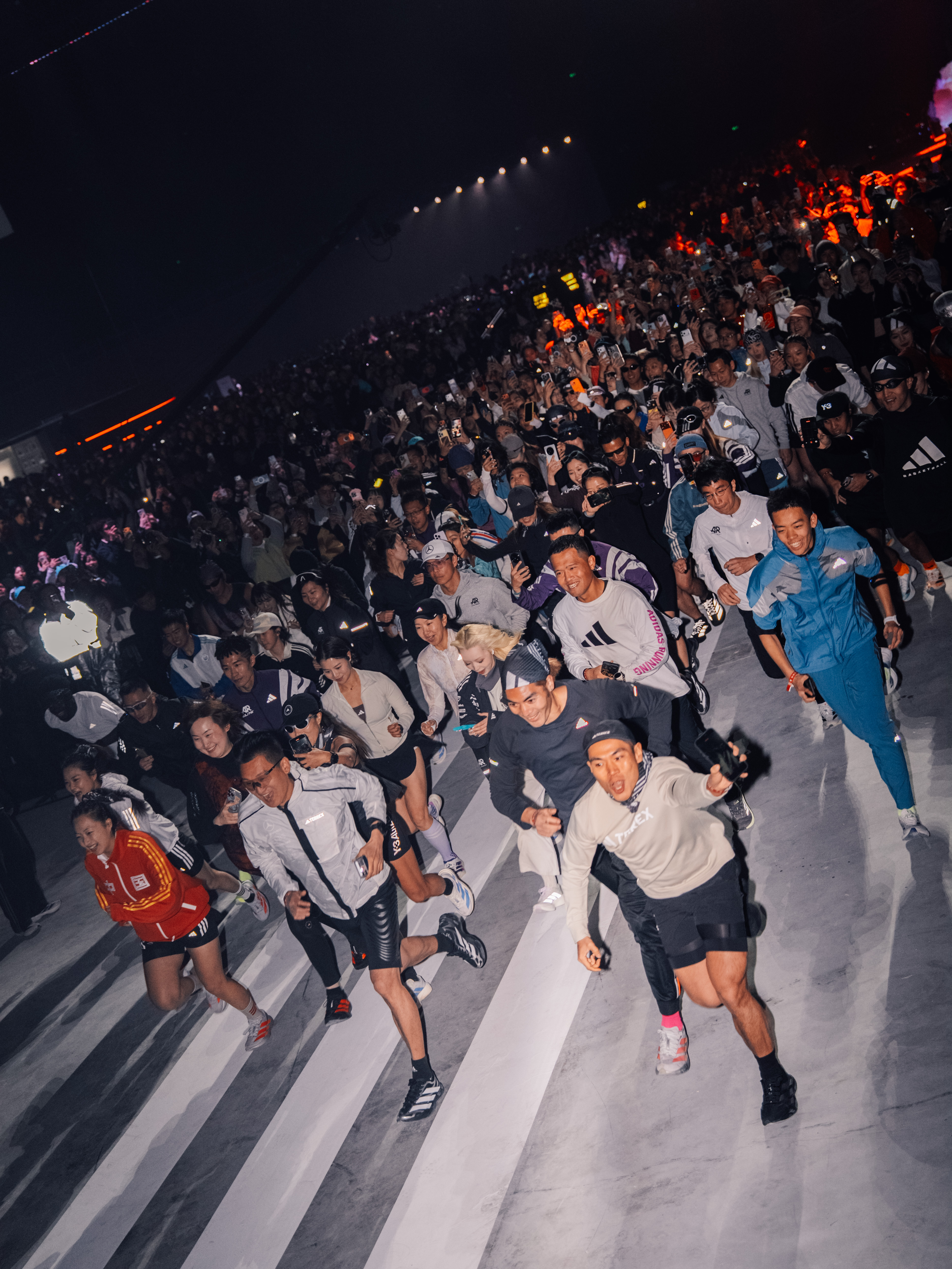 adidas ADIZERO EVO SL「競速實驗場」上海直擊！George Russell 現身、200 名跑者齊聚衝刺點燃舞台！