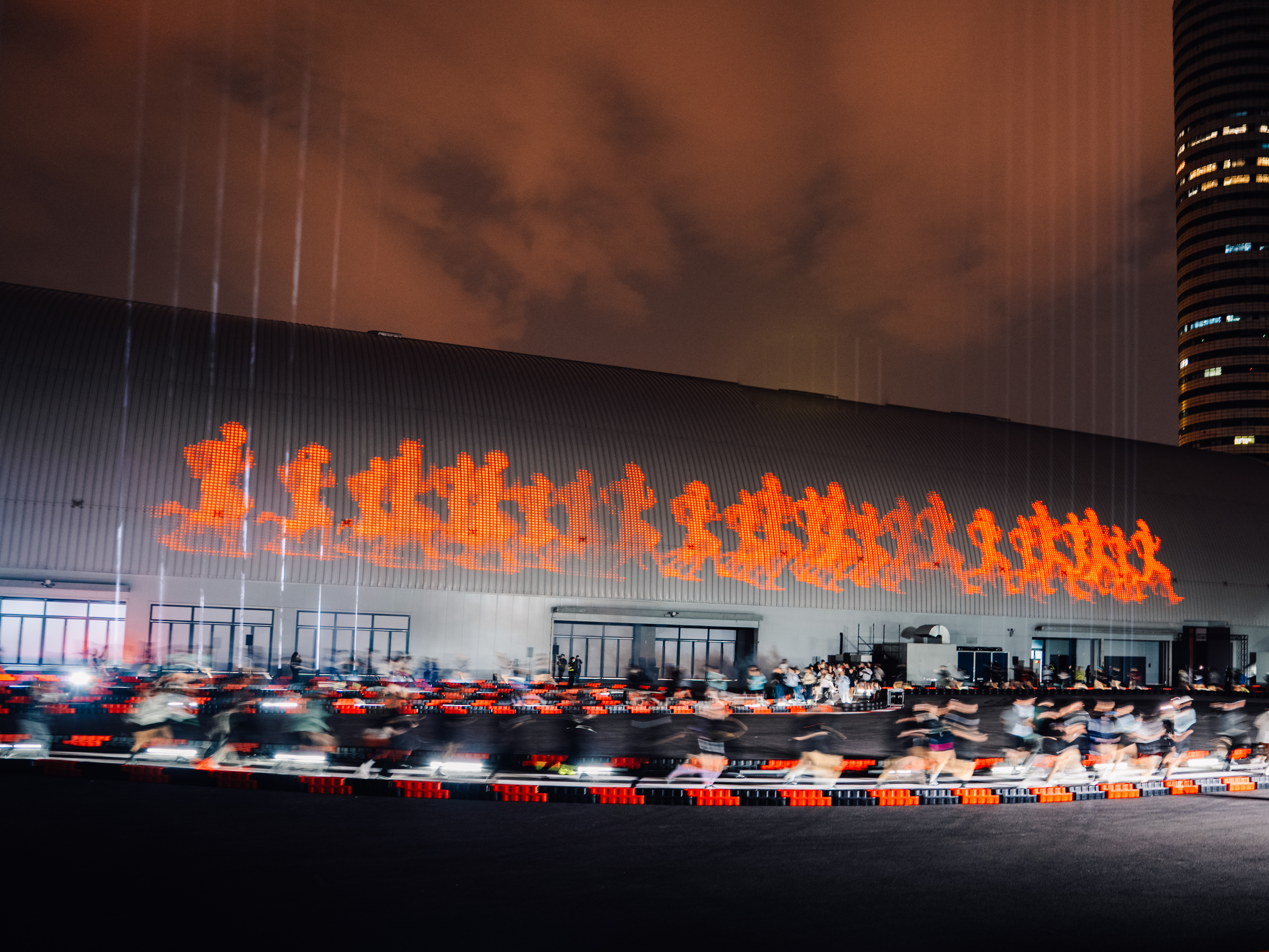 adidas ADIZERO EVO SL「競速實驗場」上海直擊！George Russell 現身、200 名跑者齊聚衝刺點燃舞台！