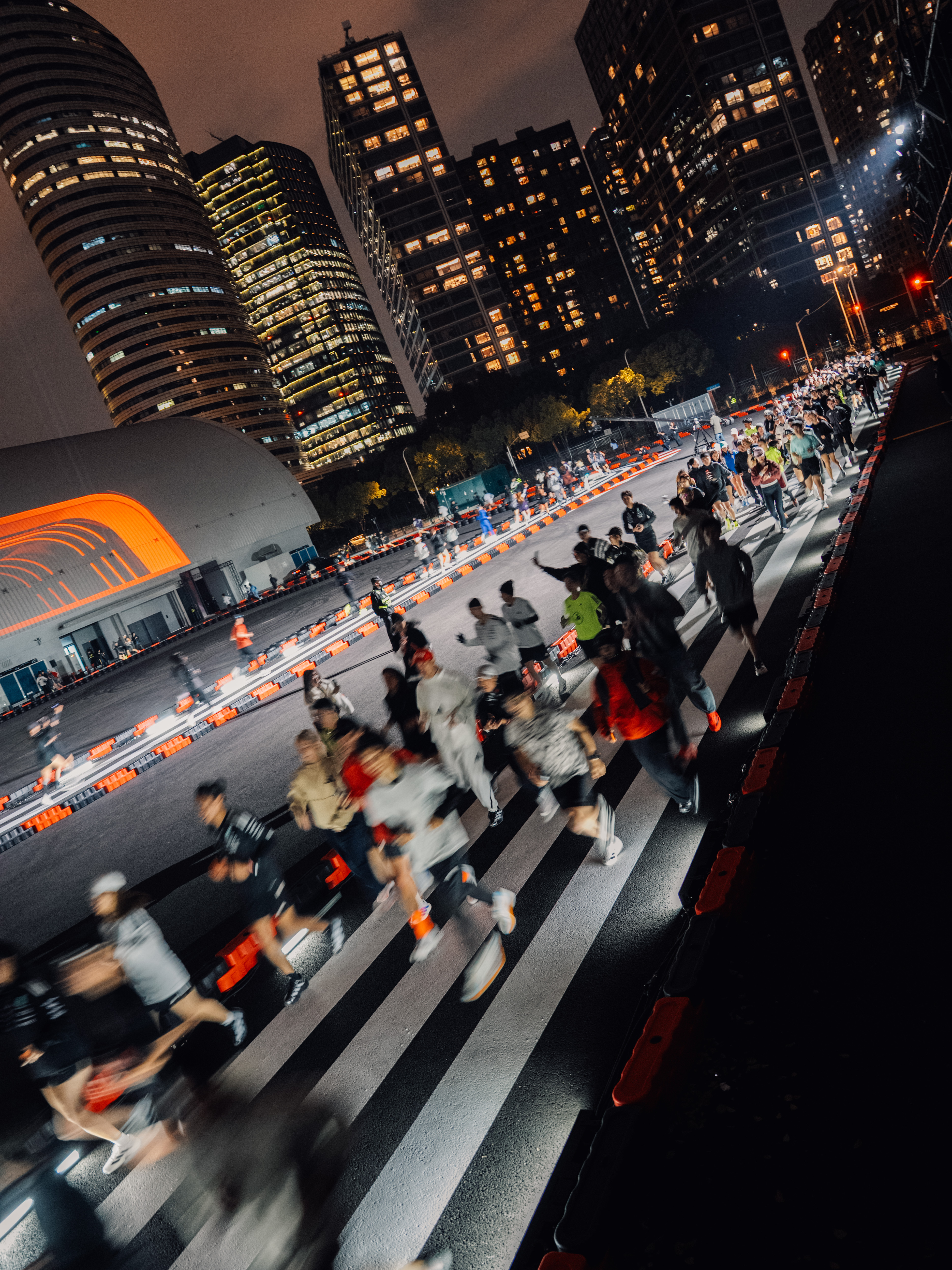 adidas ADIZERO EVO SL「競速實驗場」上海直擊！George Russell 現身、200 名跑者齊聚衝刺點燃舞台！