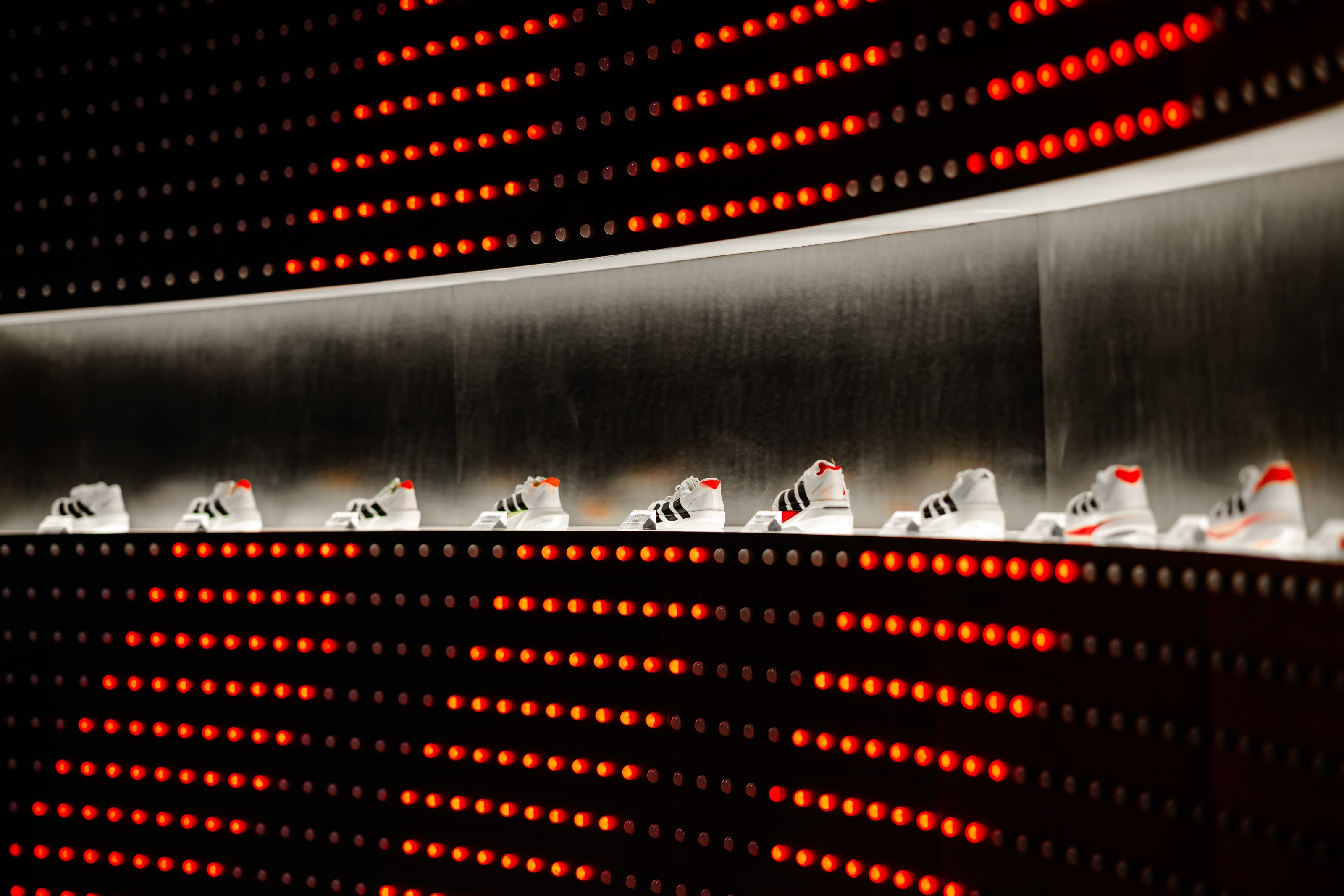 adidas ADIZERO EVO SL「競速實驗場」上海直擊！George Russell 現身、200 名跑者齊聚衝刺點燃舞台！