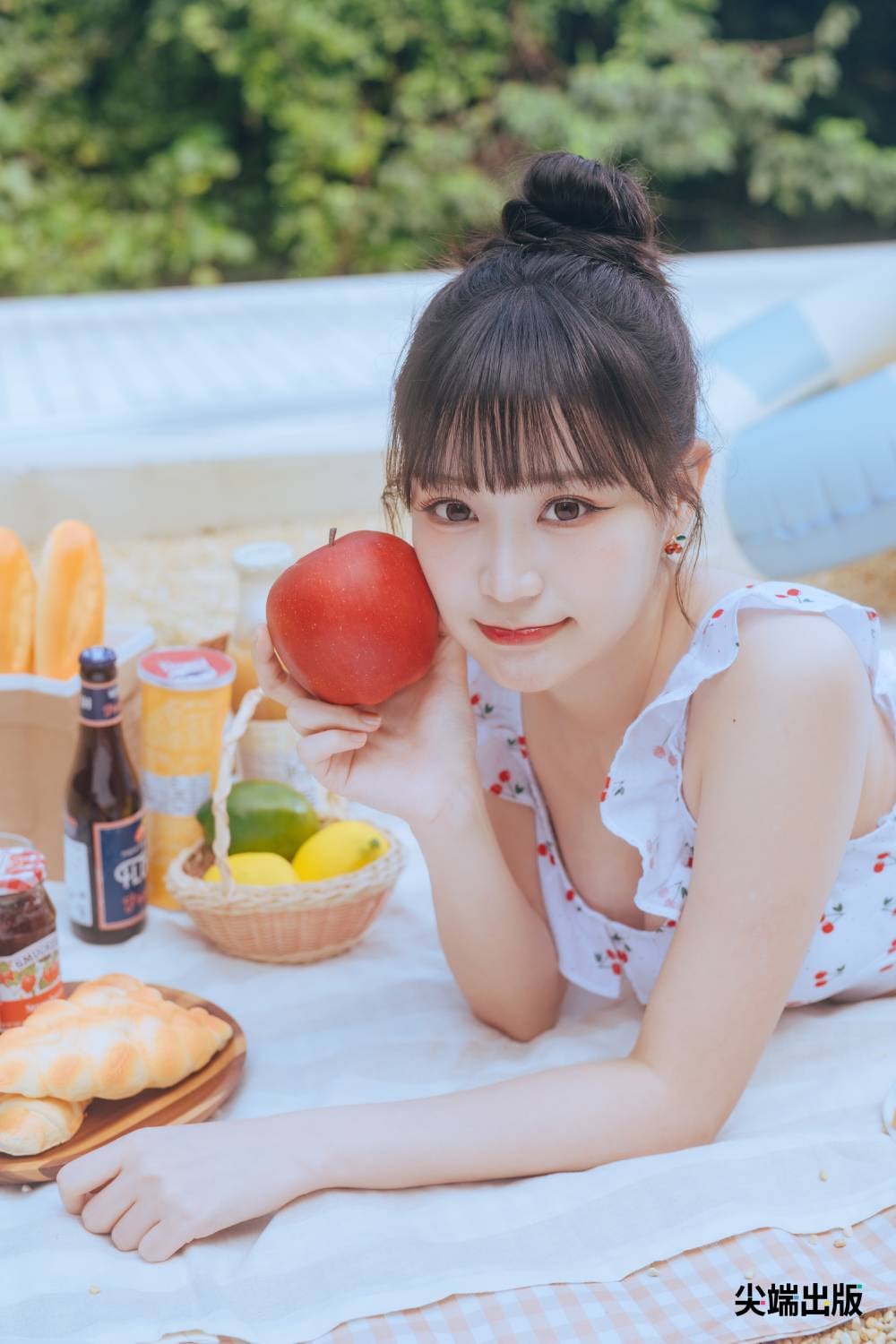 中信兄弟 Passion Sisters 啦啦隊邊荷律首本寫真《荷止微甜》驚喜加碼！台北實體簽書會夢幻聯動峮峮！