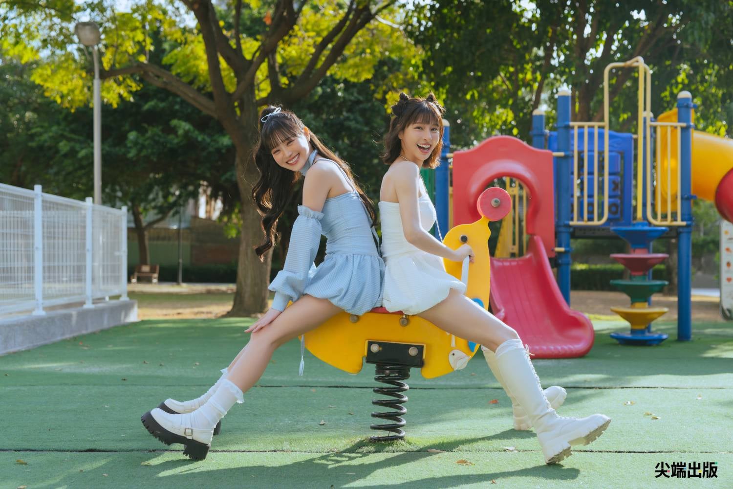 中信兄弟 Passion Sisters 啦啦隊邊荷律首本寫真《荷止微甜》驚喜加碼！台北實體簽書會夢幻聯動峮峮！