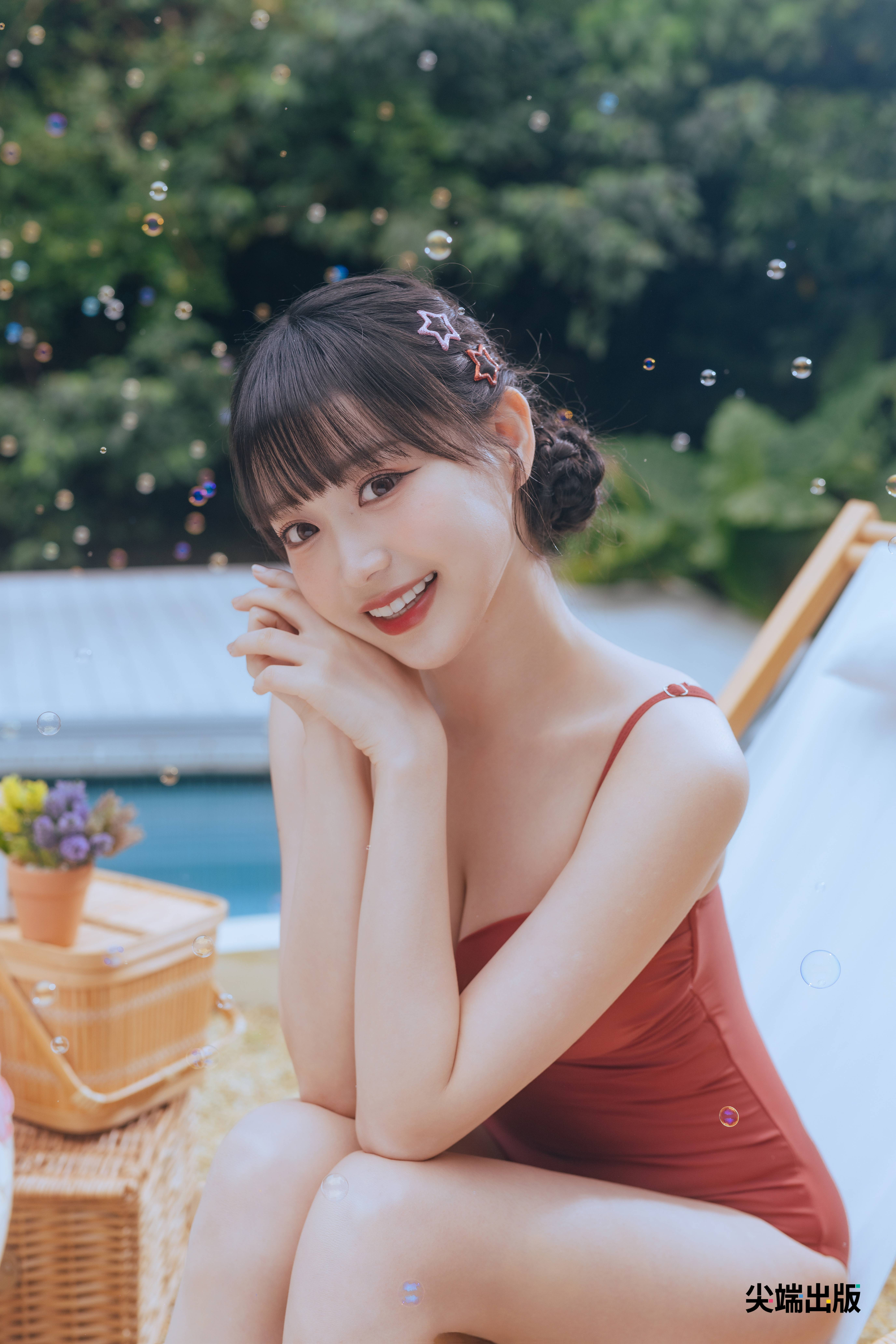 中信兄弟 Passion Sisters 啦啦隊邊荷律首本寫真《荷止微甜》驚喜加碼！台北實體簽書會夢幻聯動峮峮！