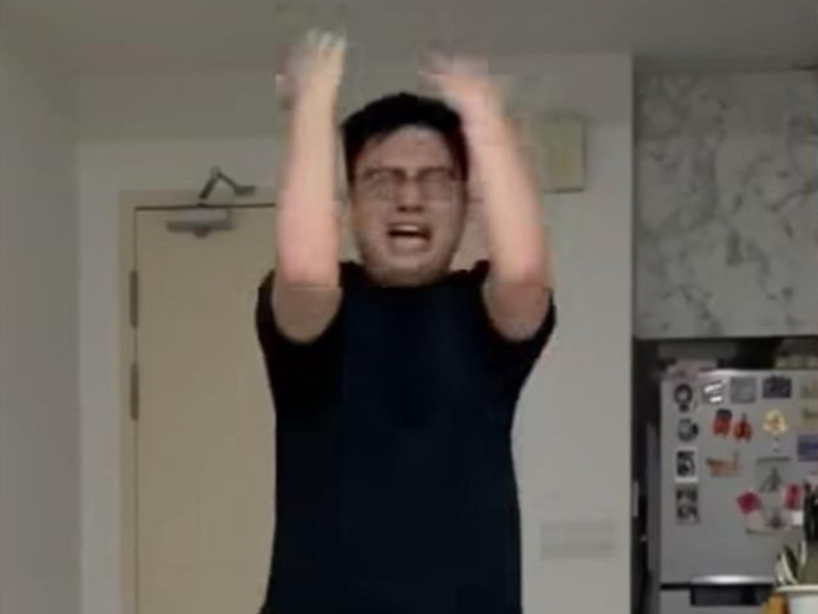 網友剪壞價值百萬遊戲王「超框黑魔導」限量神卡！抱頭崩潰引熱議「車頭期款沒了⋯」