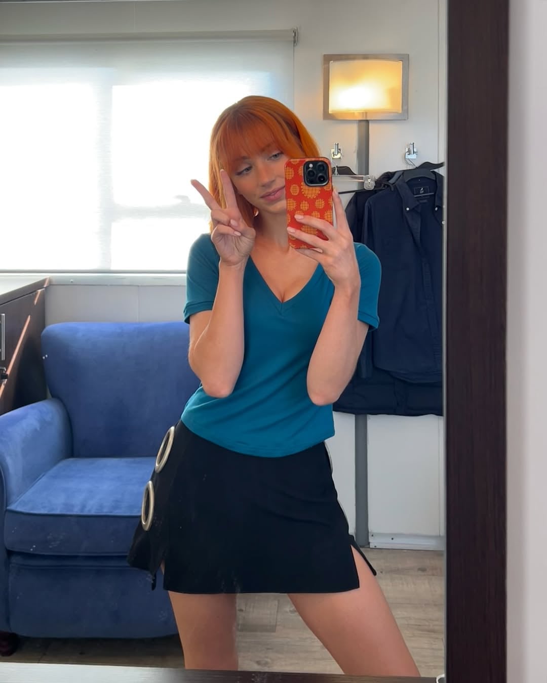 《航海王 2》「娜美」艾蜜莉路德 Emily Rudd 南非嚴冬堅持穿迷你裙!坦言:「全是為了粉絲!」