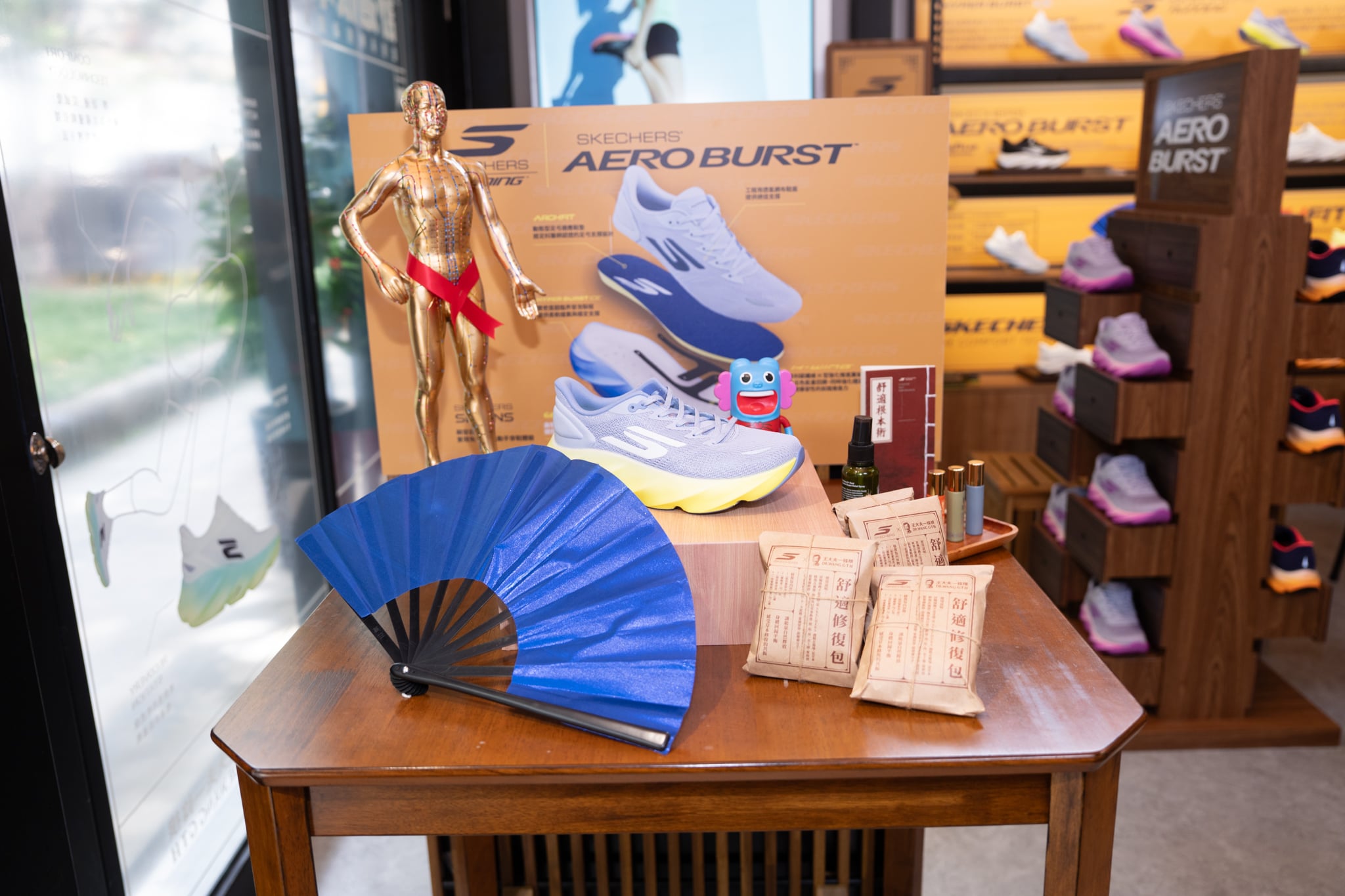 SKECHERS攜手王大夫一條根打造《舒適根本術》快閃店中店