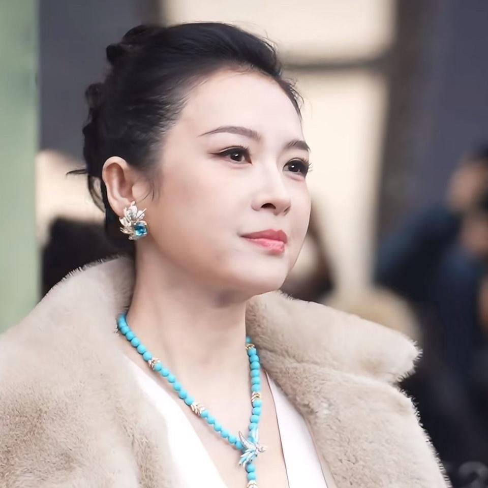 章子怡臉部圓潤出席活動陷整形疑雲!疑似為戲增重,引網驚:「認不出來!」