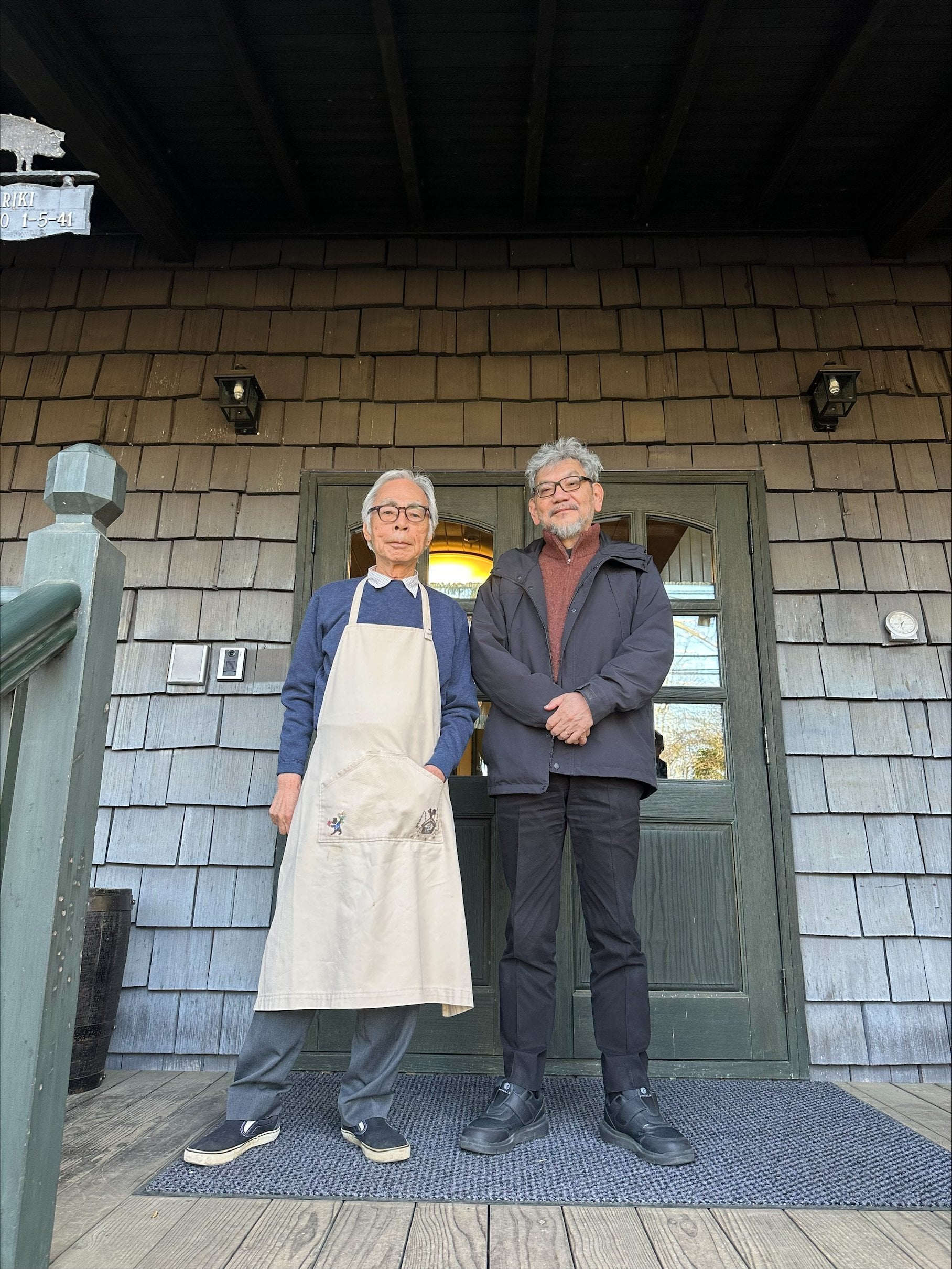 動畫大師同框！庵野秀明拜訪宮崎駿，時隔一年再度會面握手道別，讓網友感動不已！