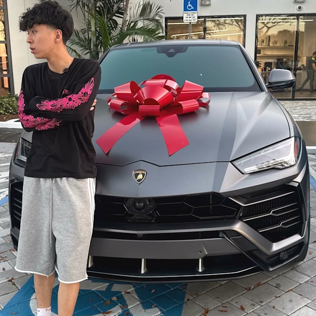 Ray 開藍寶堅尼帶鄰居夫婦兜風圓夢！全程彬彬有禮、網友大讚「真的太暖心！」