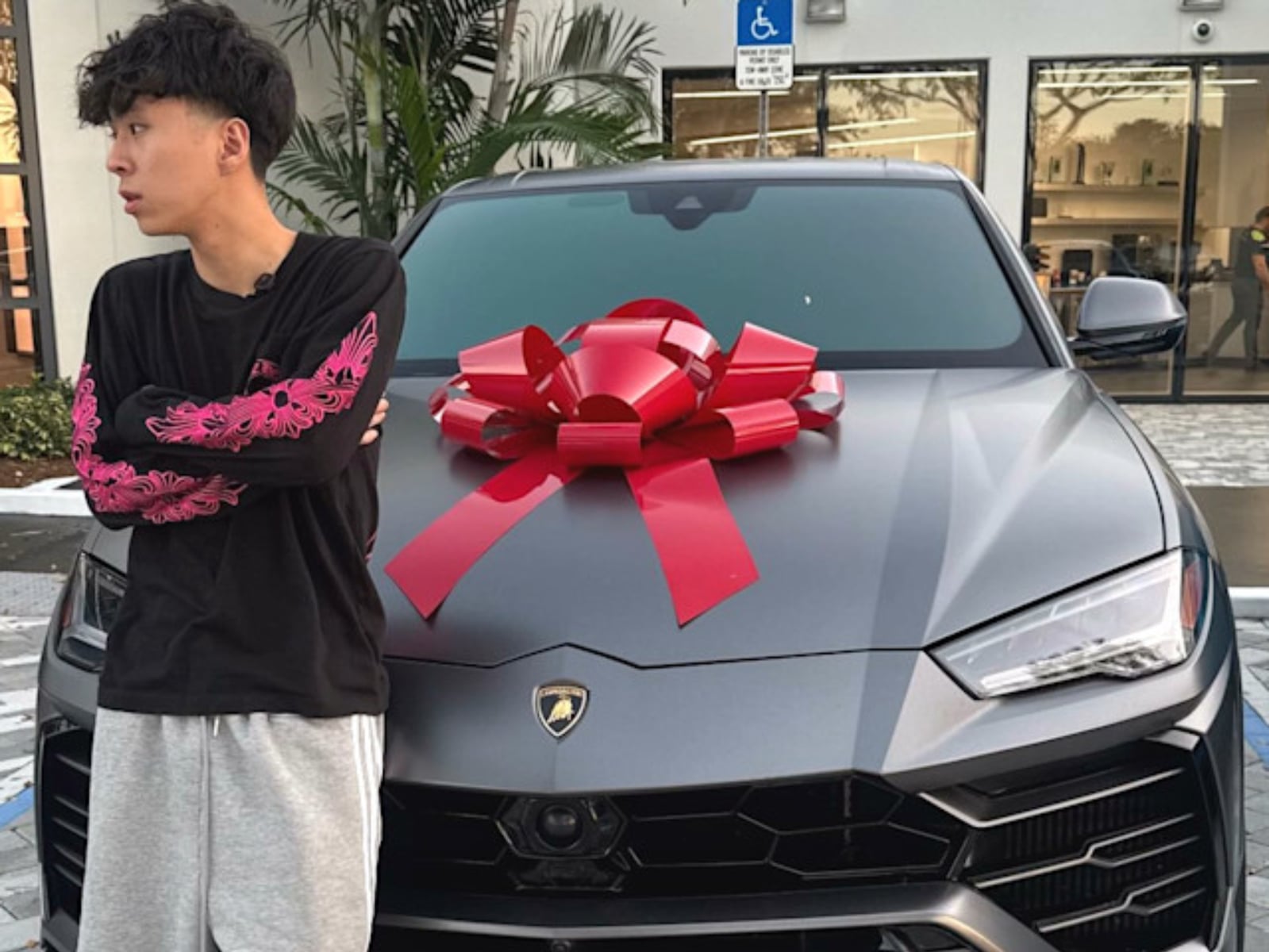 Ray 開藍寶堅尼帶鄰居夫婦兜風圓夢！全程彬彬有禮、網友大讚「真的太暖心！」