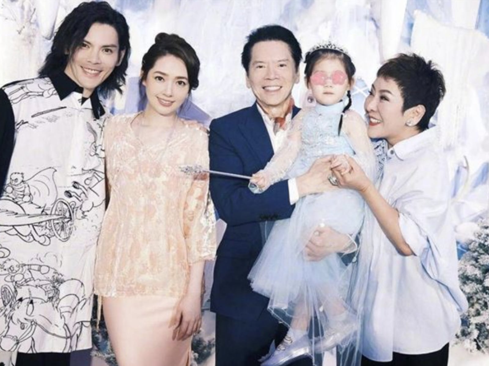 郭碧婷接管向華強 2000 億資產！向太台北買 4 塊地送媳婦笑稱她是：「大地主」！