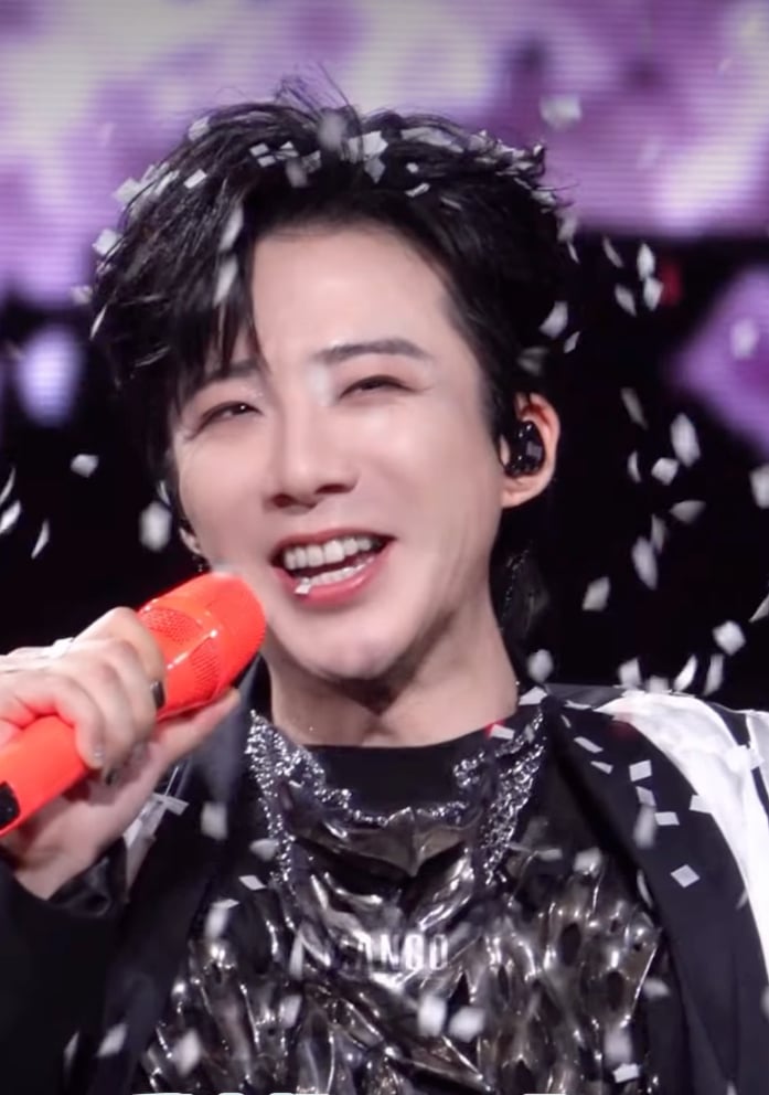 劉宇寧演唱會遭紙片瘋狂洗臉！當場玩笑喊話：「這紙不用錢是吧？」