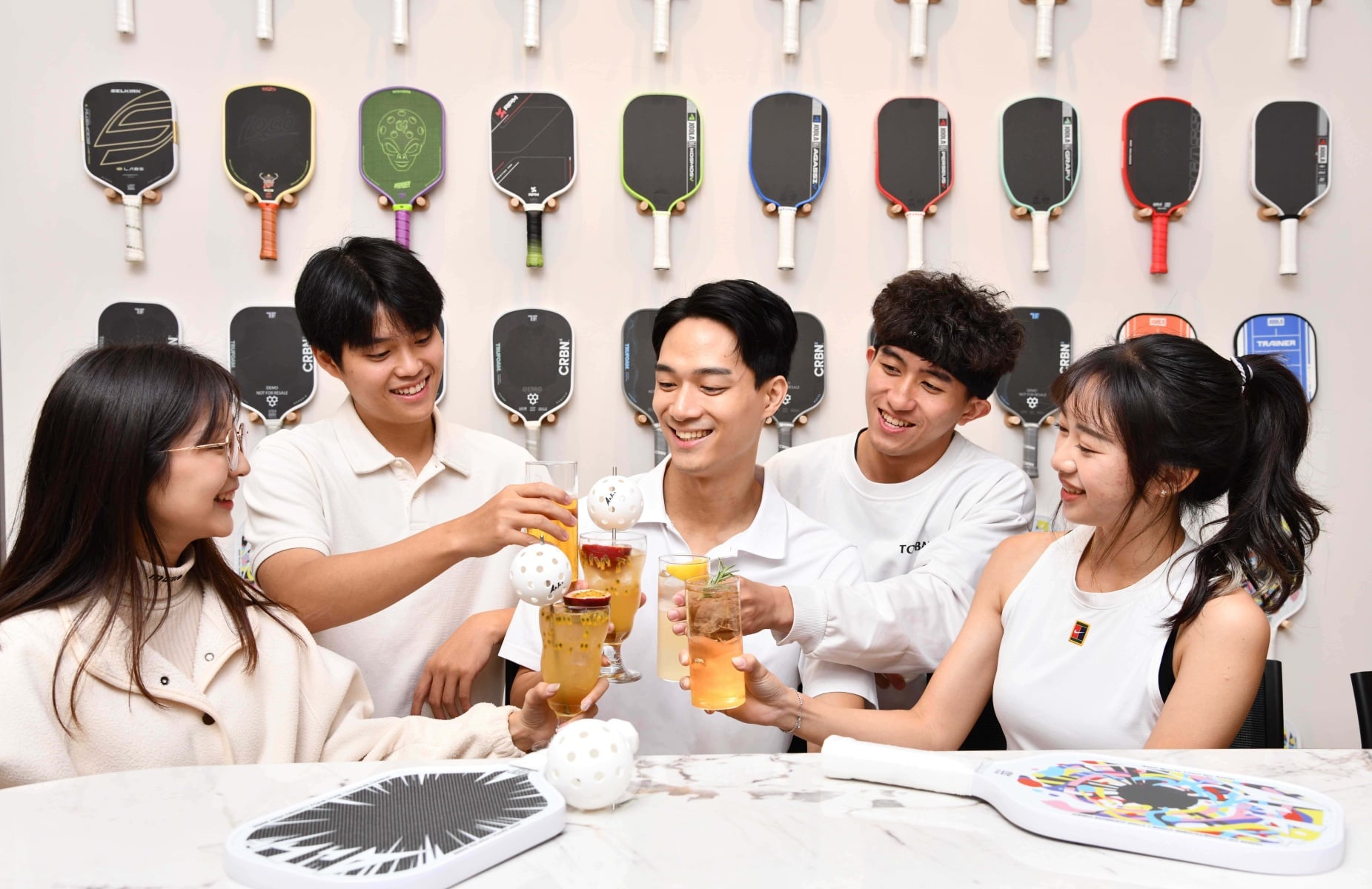 全台首座「酒吧 × 匹克球」球館 Ahhh 台北開幕！運動、小酌、社交一次滿足！