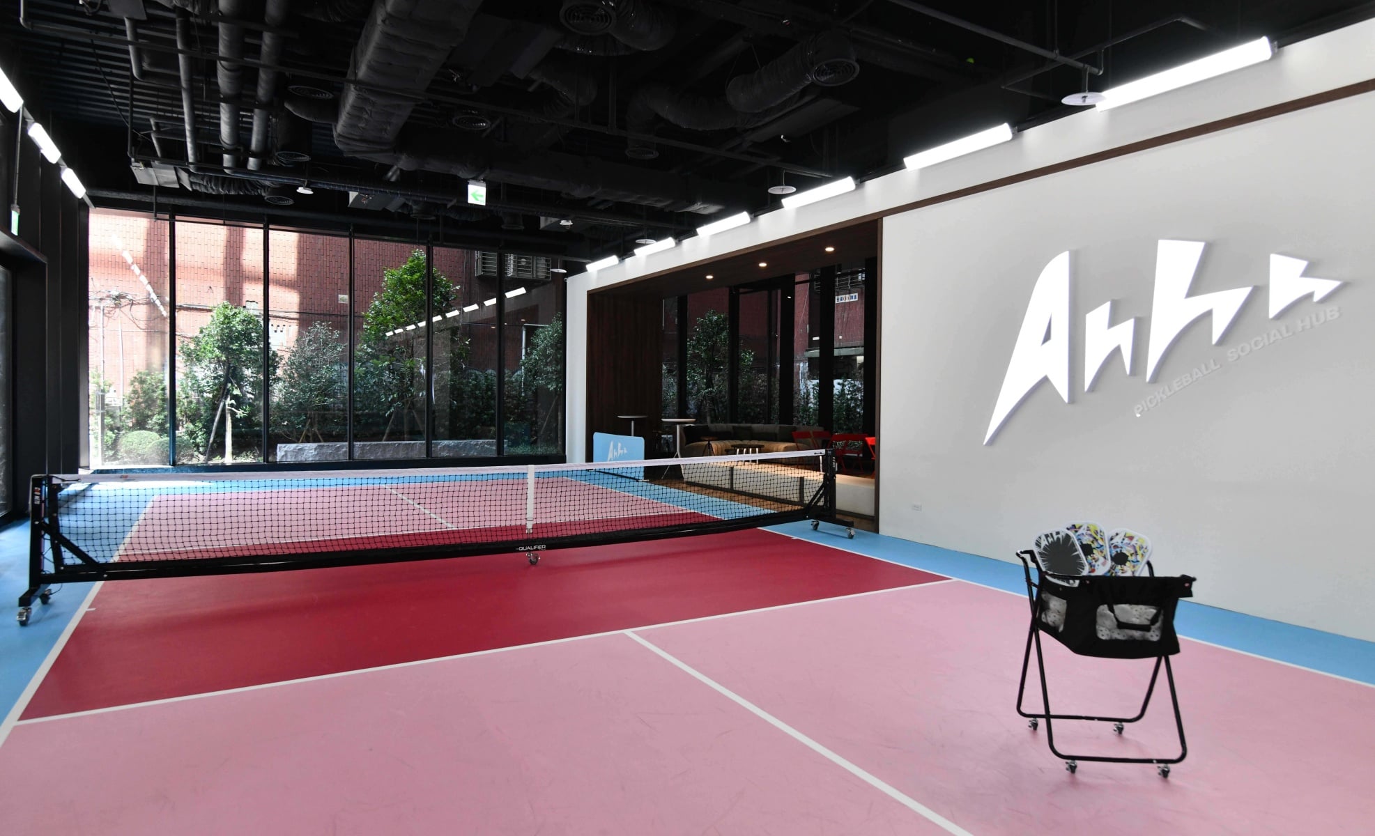全台首座「酒吧 × 匹克球」球館 Ahhh 台北開幕！運動、小酌、社交一次滿足！