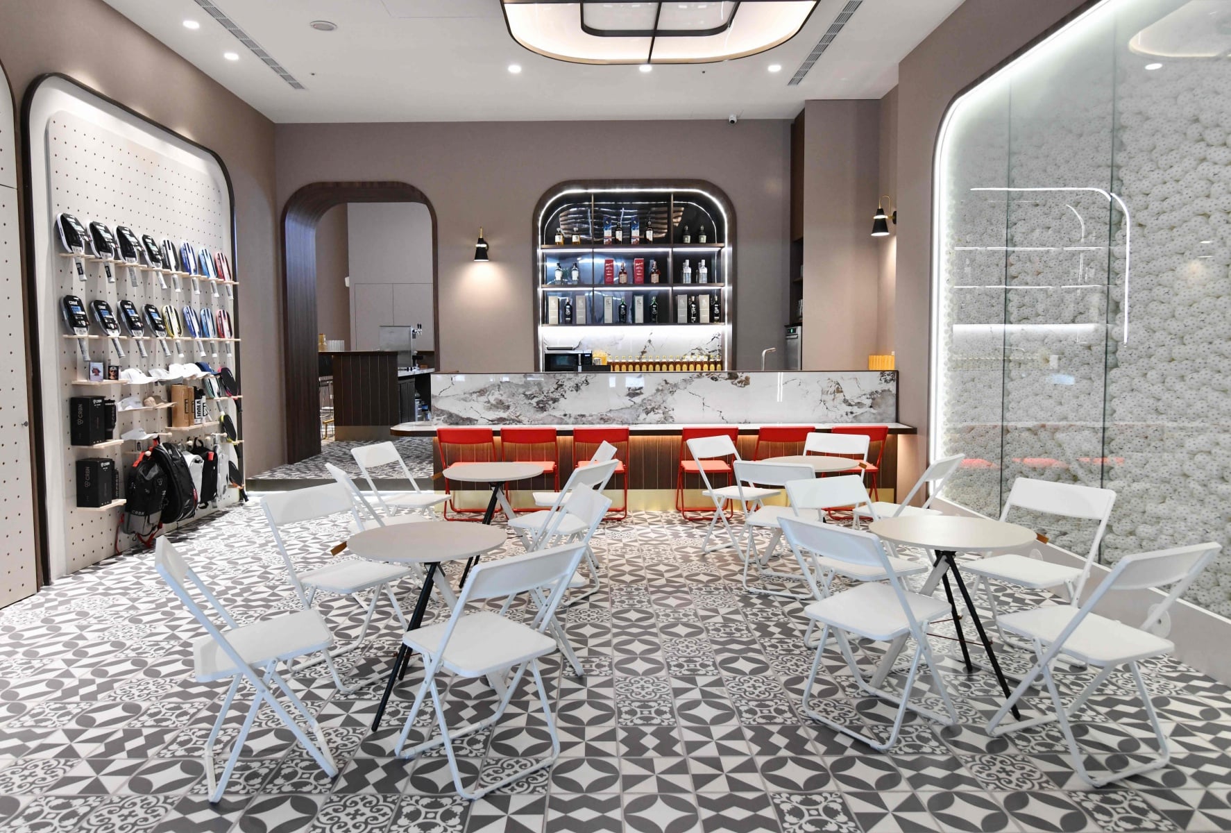 全台首座「酒吧 × 匹克球」球館 Ahhh 台北開幕！運動、小酌、社交一次滿足！