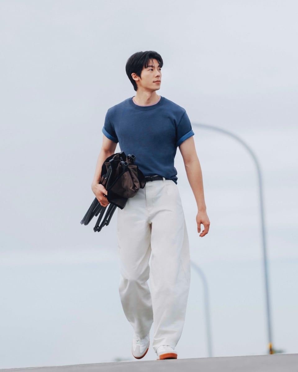 許光漢演繹 UNIQLO 2026 夏季穿搭！膝下寬版  Jorts 牛仔短褲掀新風潮、JW ANDERSON 聯名撞色 T 恤必收！