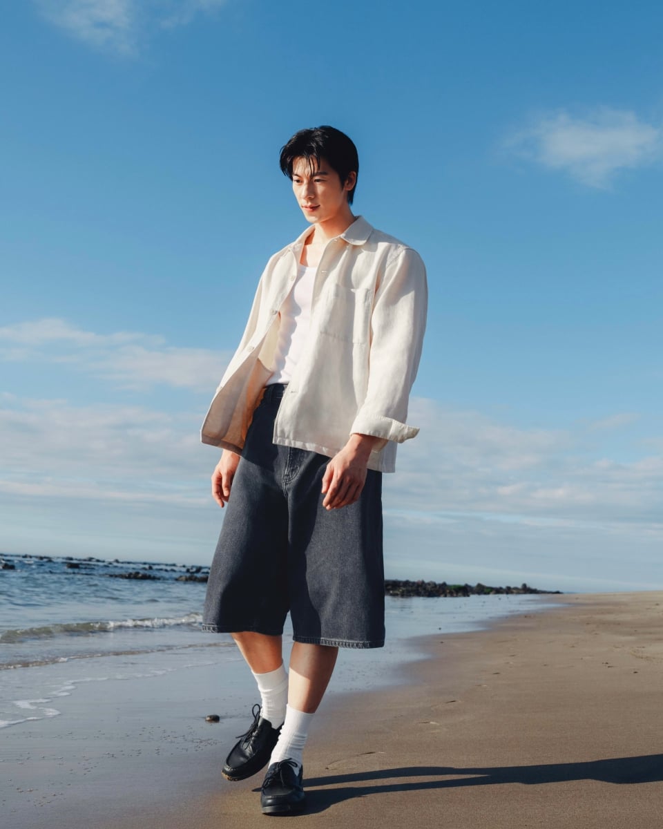 許光漢演繹 UNIQLO 2026 夏季穿搭！膝下寬版  Jorts 牛仔短褲掀新風潮、JW ANDERSON 聯名撞色 T 恤必收！