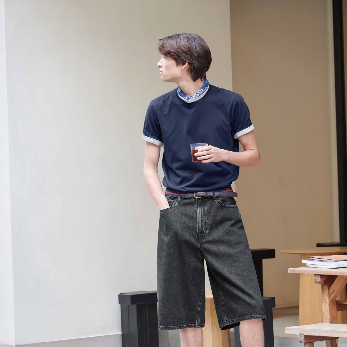 許光漢演繹 UNIQLO 2026 夏季穿搭！膝下寬版  Jorts 牛仔短褲掀新風潮、JW ANDERSON 聯名撞色 T 恤必收！