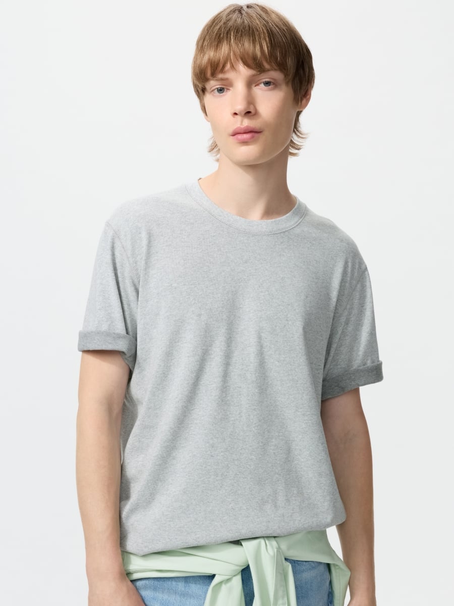 許光漢演繹 UNIQLO 2026 夏季穿搭！膝下寬版  Jorts 牛仔短褲掀新風潮、JW ANDERSON 聯名撞色 T 恤必收！