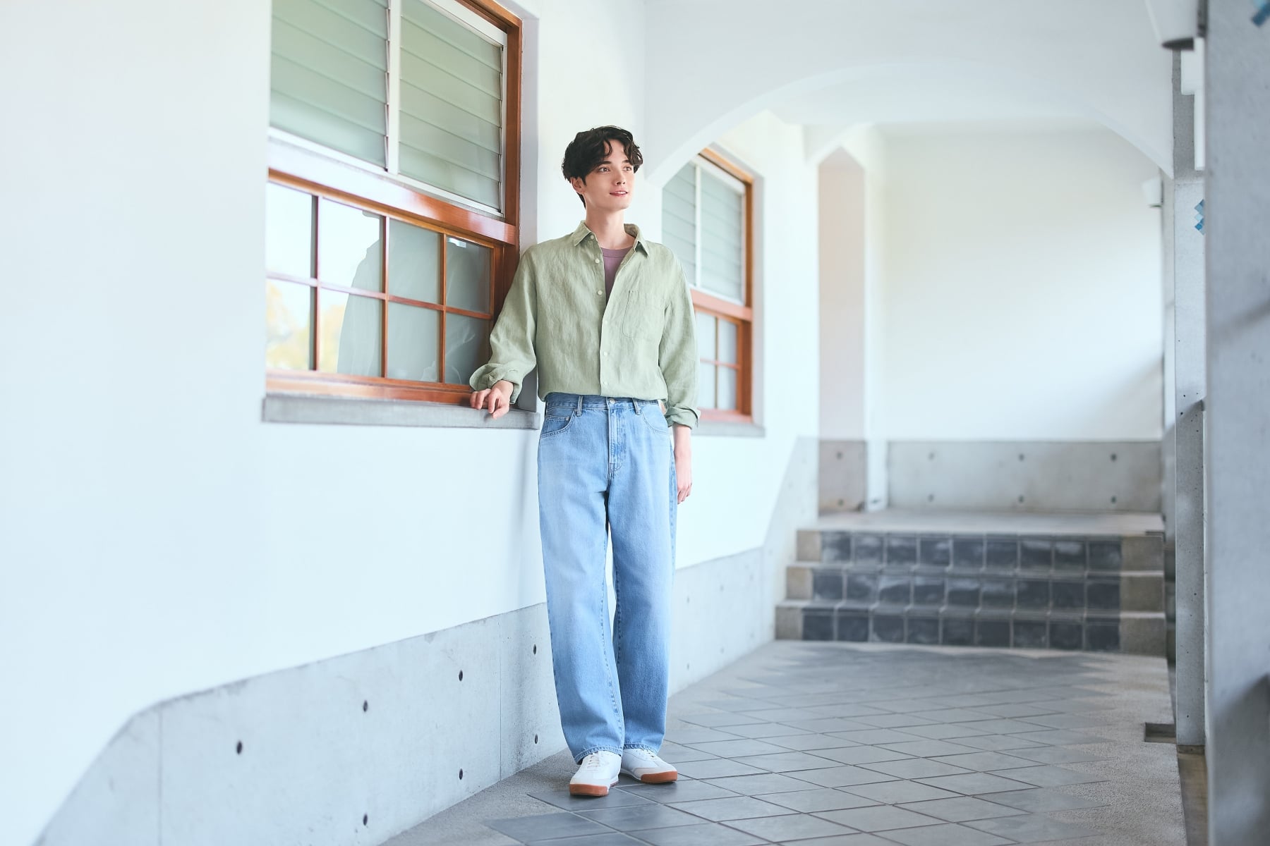 許光漢演繹 UNIQLO 2026 夏季穿搭！膝下寬版  Jorts 牛仔短褲掀新風潮、JW ANDERSON 聯名撞色 T 恤必收！