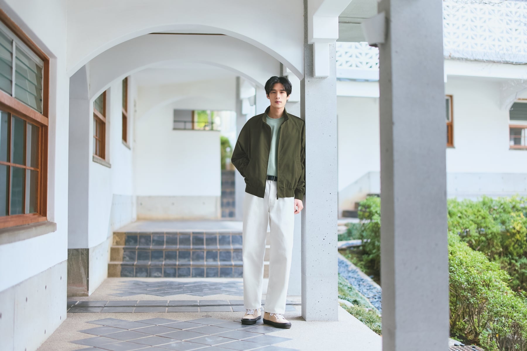 許光漢演繹 UNIQLO 2026 夏季穿搭！膝下寬版  Jorts 牛仔短褲掀新風潮、JW ANDERSON 聯名撞色 T 恤必收！