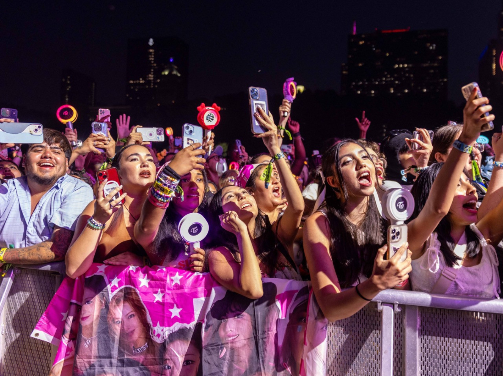 2026 Lollapalooza 音樂節哪裡看？卡司陣容、直播平台、台灣時間懶人包！