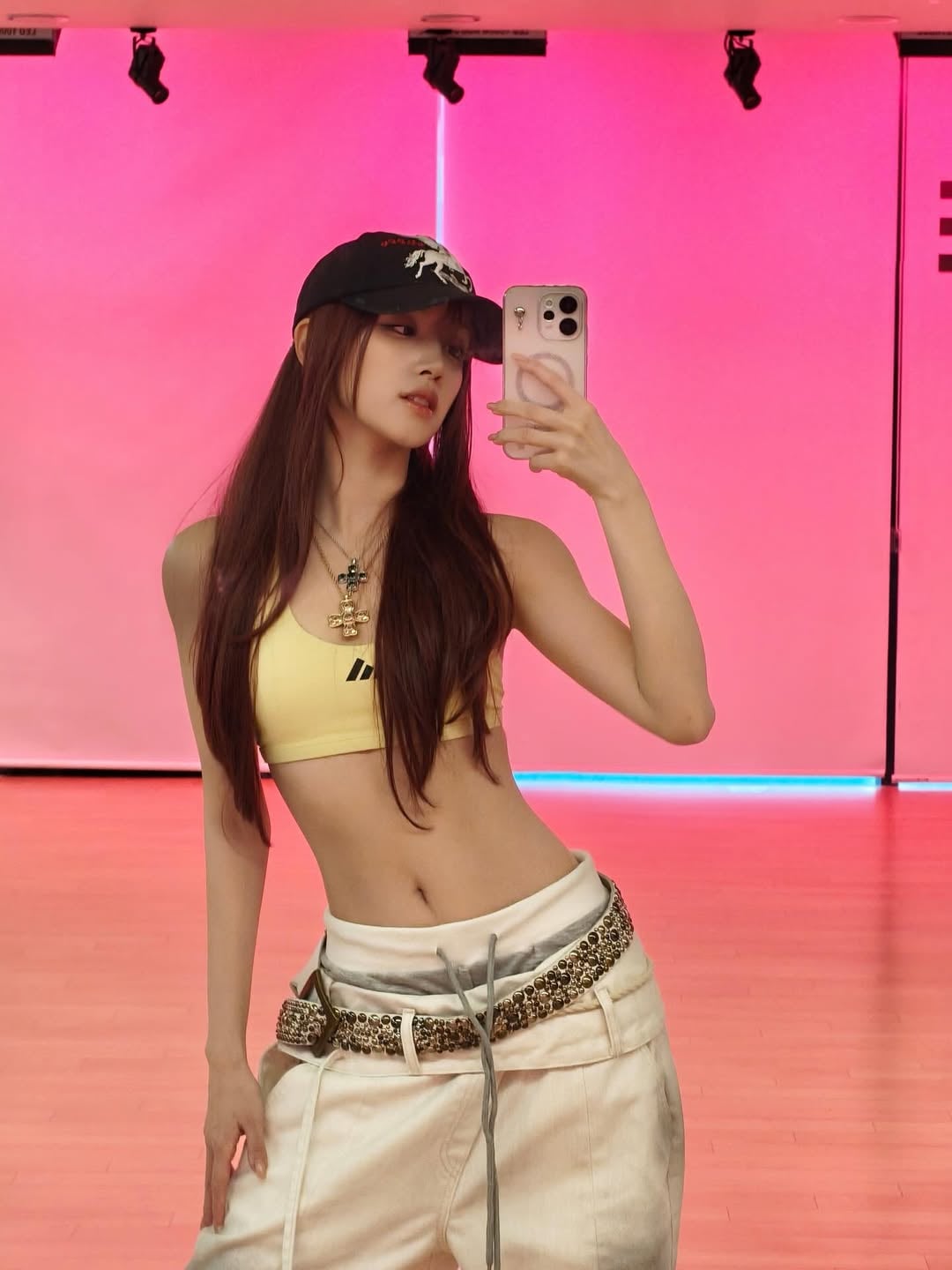 i-dle 雨琦 IG 曬身高 162 完美腰線！網友驚：「這比例是真的人嗎？」