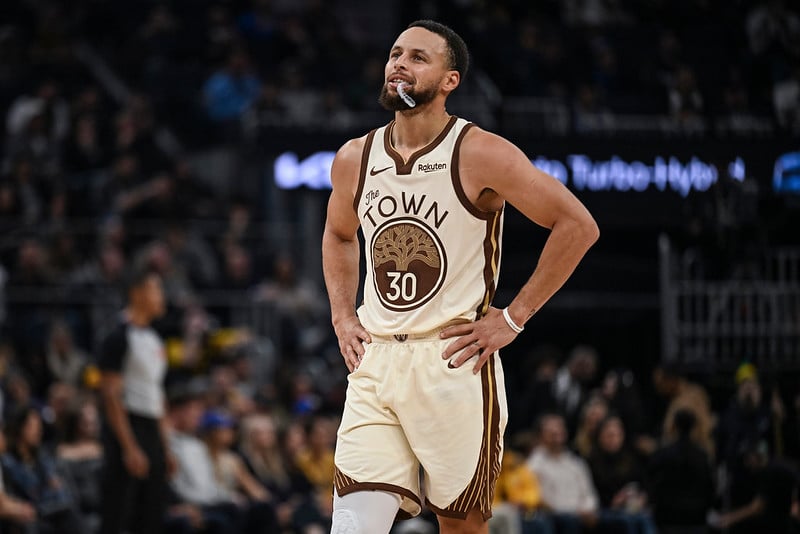 NBA／Stephen Curry 遭球迷「大力拉手臂」畫面曝光！擺脫後怒瞪對方不悅離開！