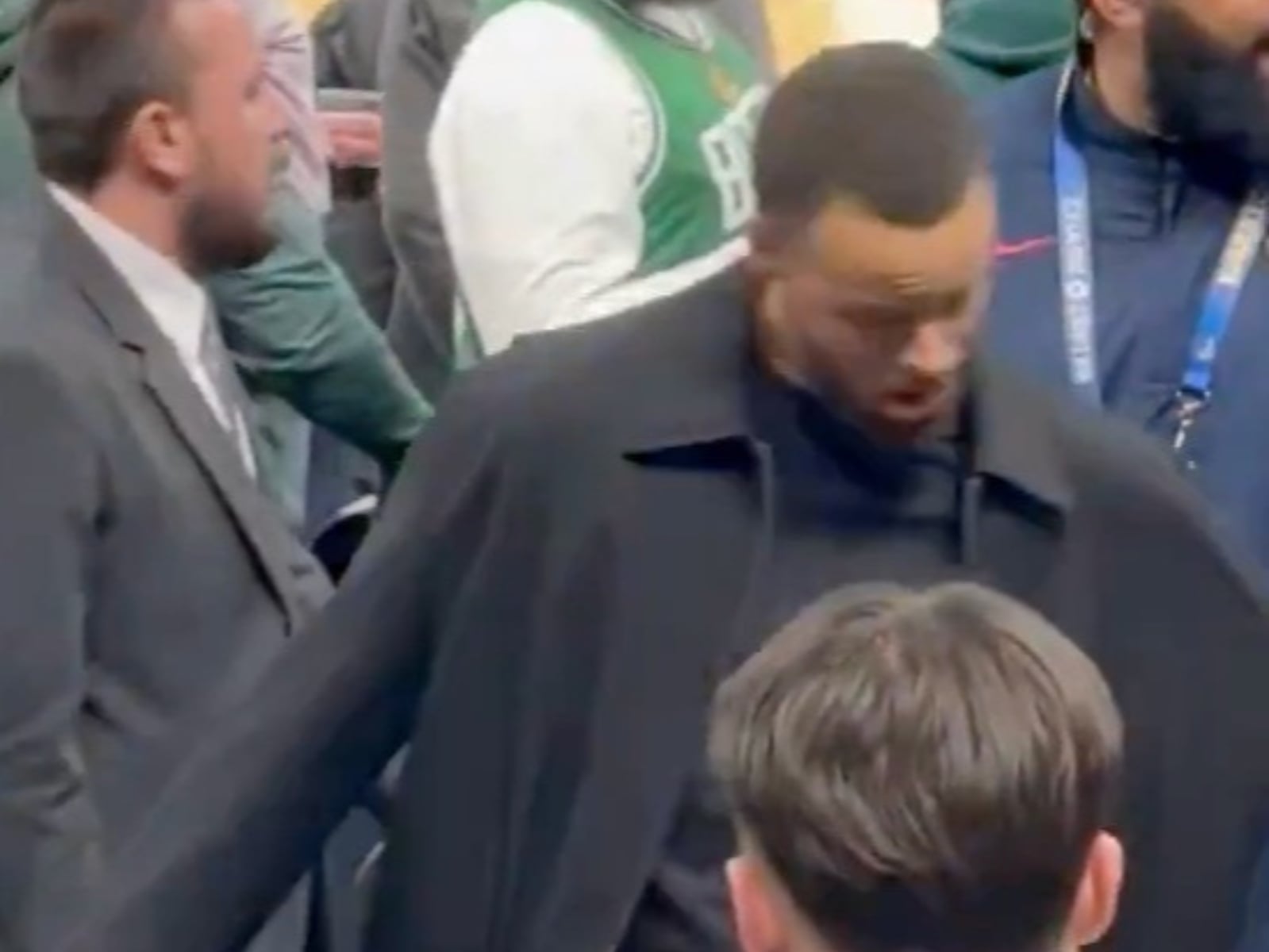 NBA／Stephen Curry 遭球迷「大力拉手臂」畫面曝光！擺脫後怒瞪對方不悅離開！