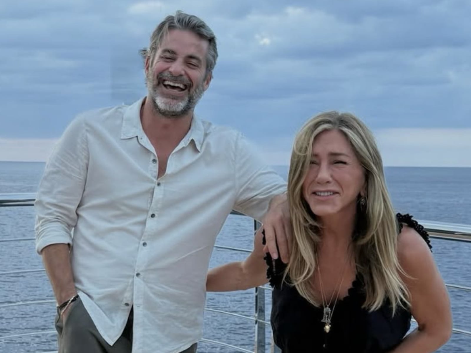 珍妮佛安妮斯頓低調訂婚？57 歲女神與催眠師男友陷「甜蜜煩惱」！盛大婚禮還是私奔⋯網友狂猜！