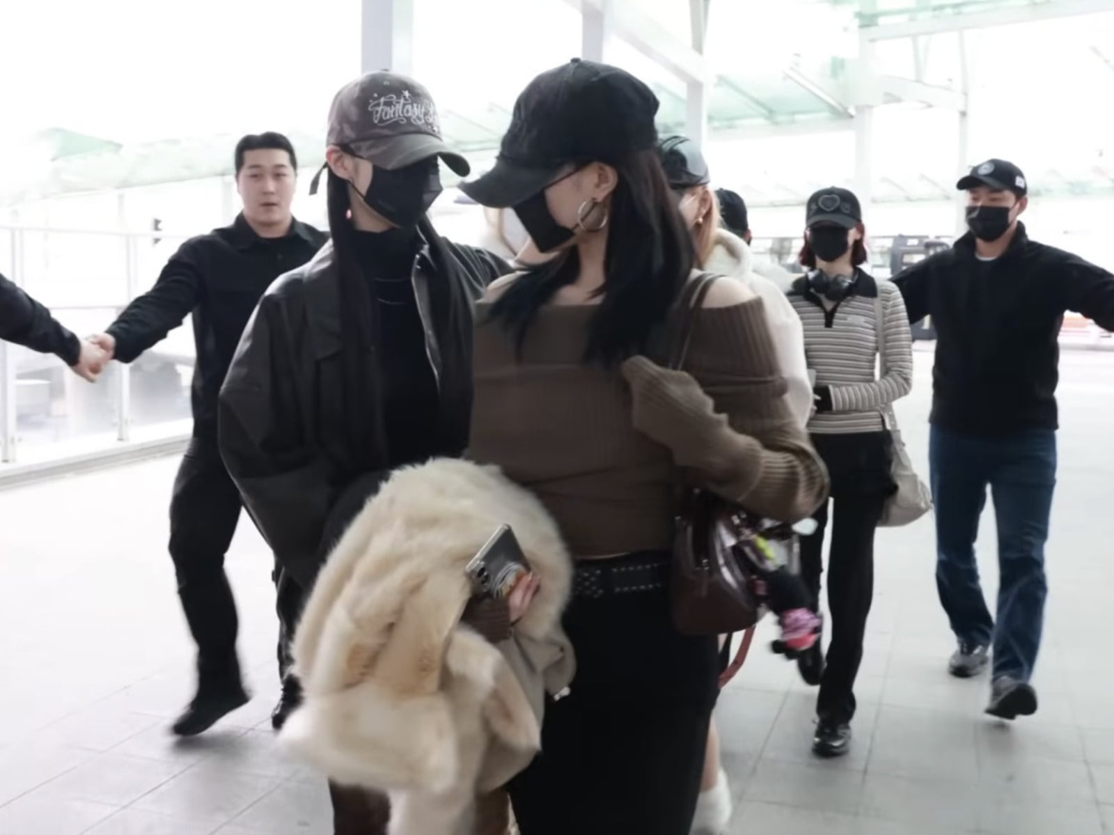 Hearts2Hearts 保全手拉手護送畫面引熱議！網友直呼像在跳民俗舞，藝人機場擾民爭議再起！