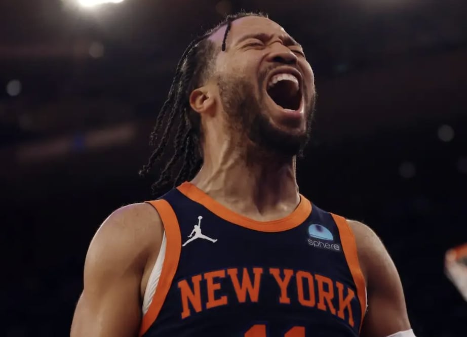 NBA／Jalen Brunson 遭 Jeremy Sochan 捏奶頭惡作劇 ！網友翻出舊賬笑稱：「跟本是慣犯！」